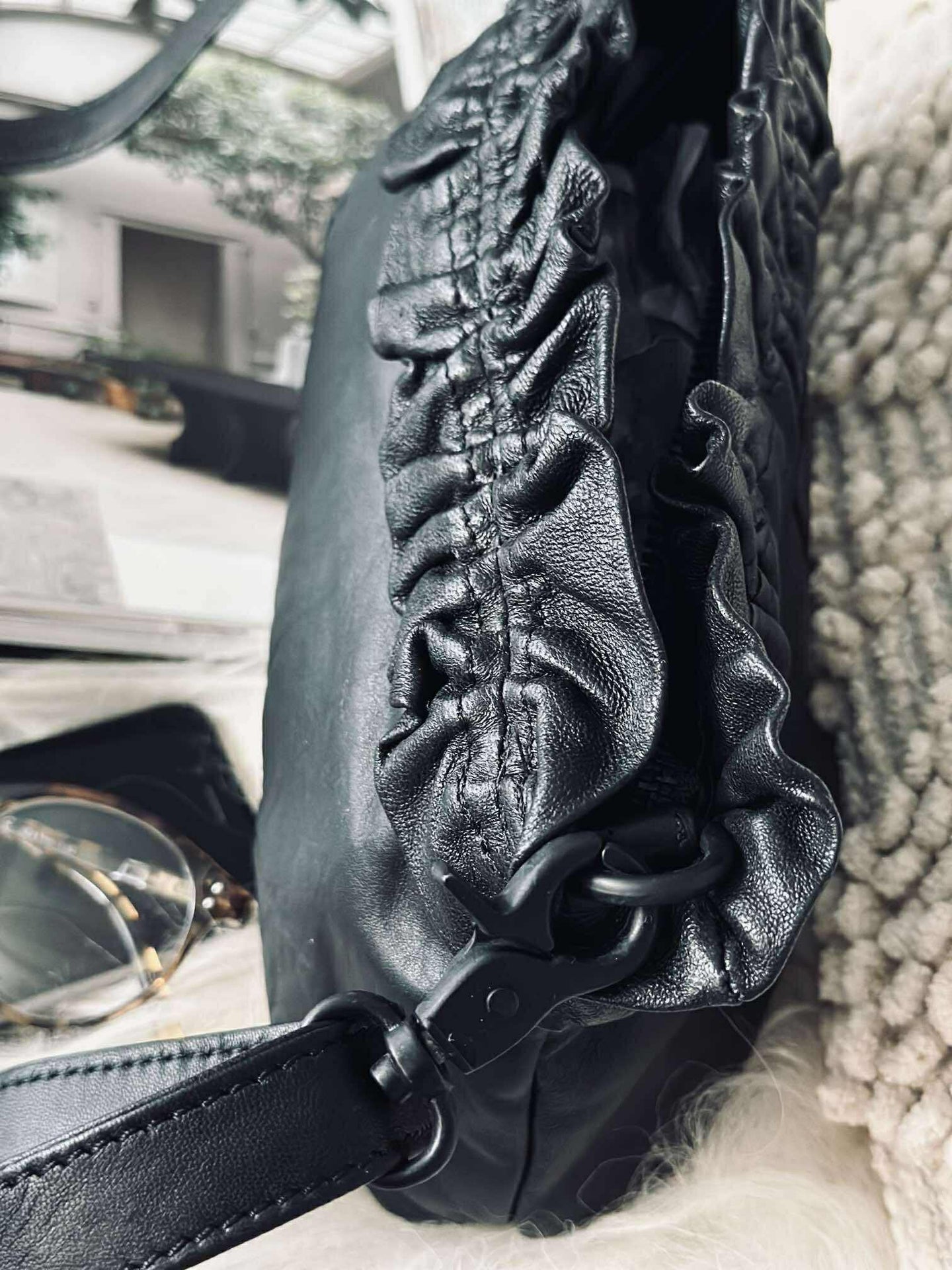 Clutch med volanger Nero