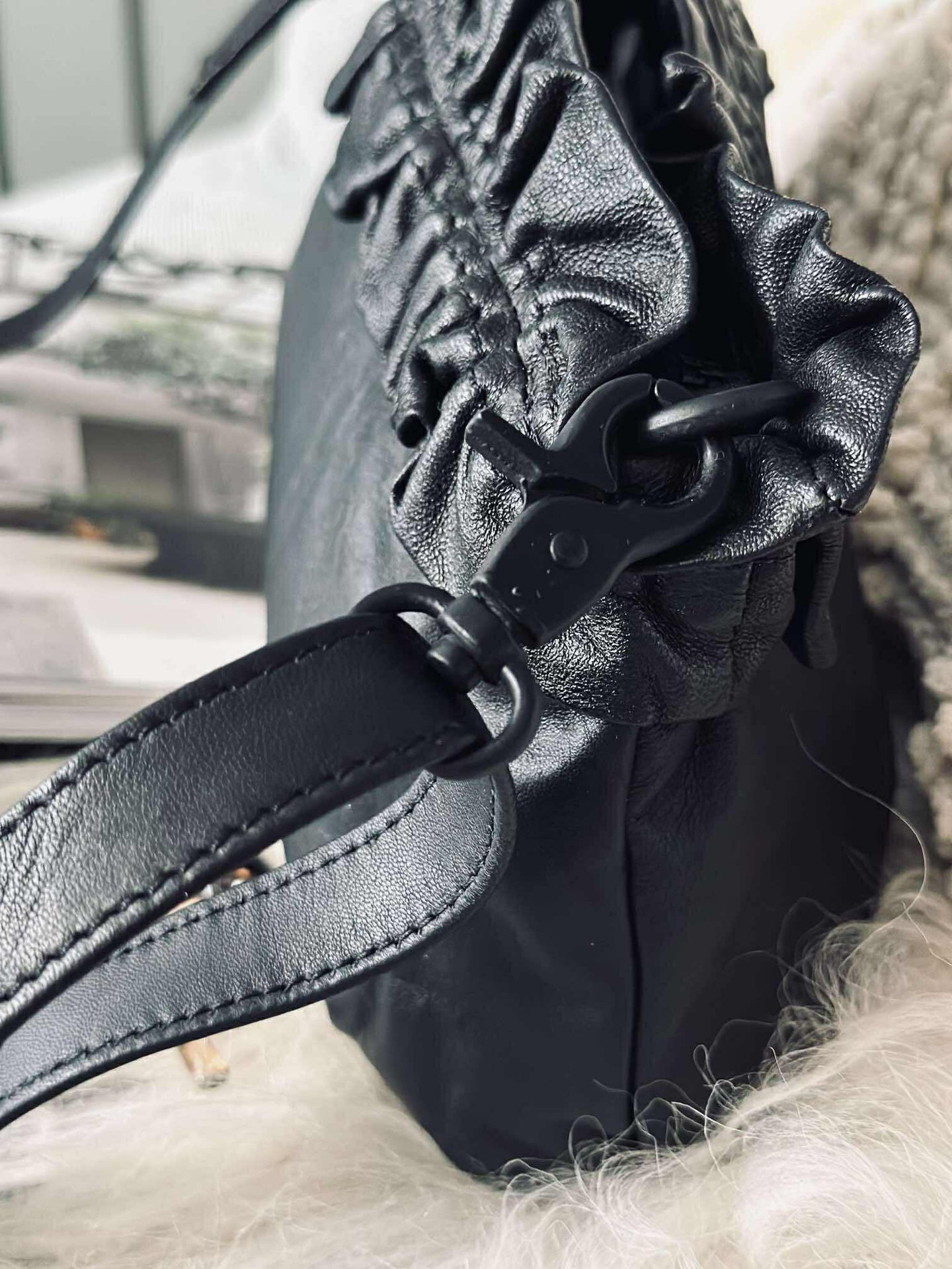 Clutch med volanger Nero