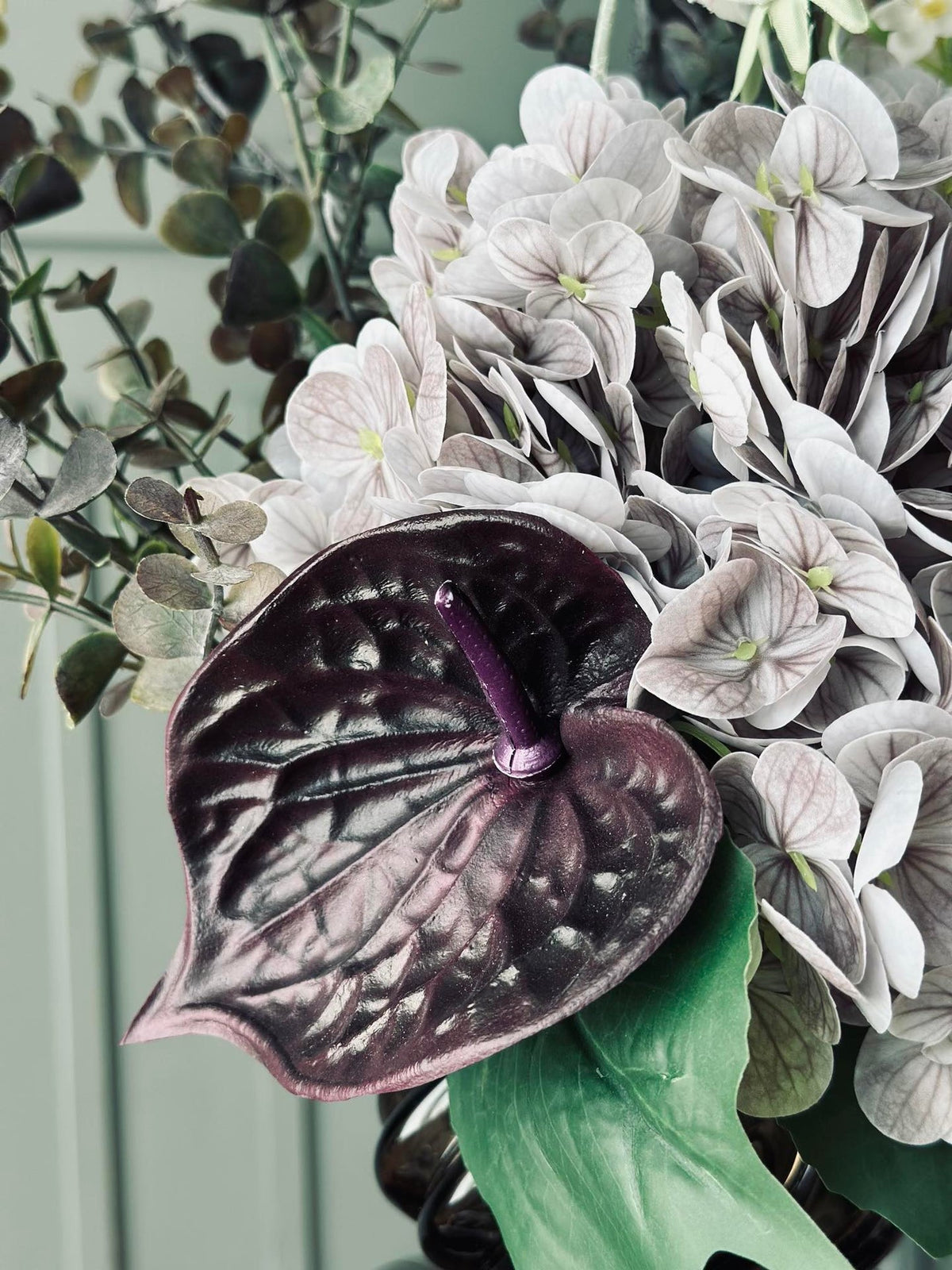 Bukett med hortensia och eukalyptus