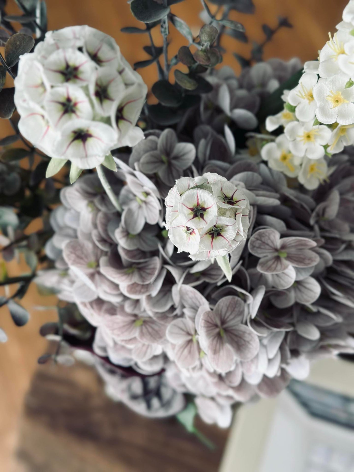 Bukett med hortensia och eukalyptus