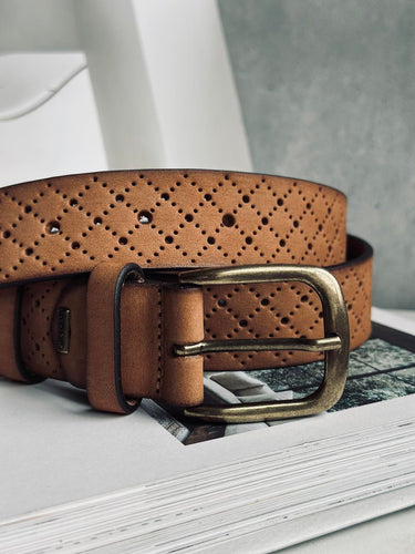 Jeansbälte dekorerat med hålmönster