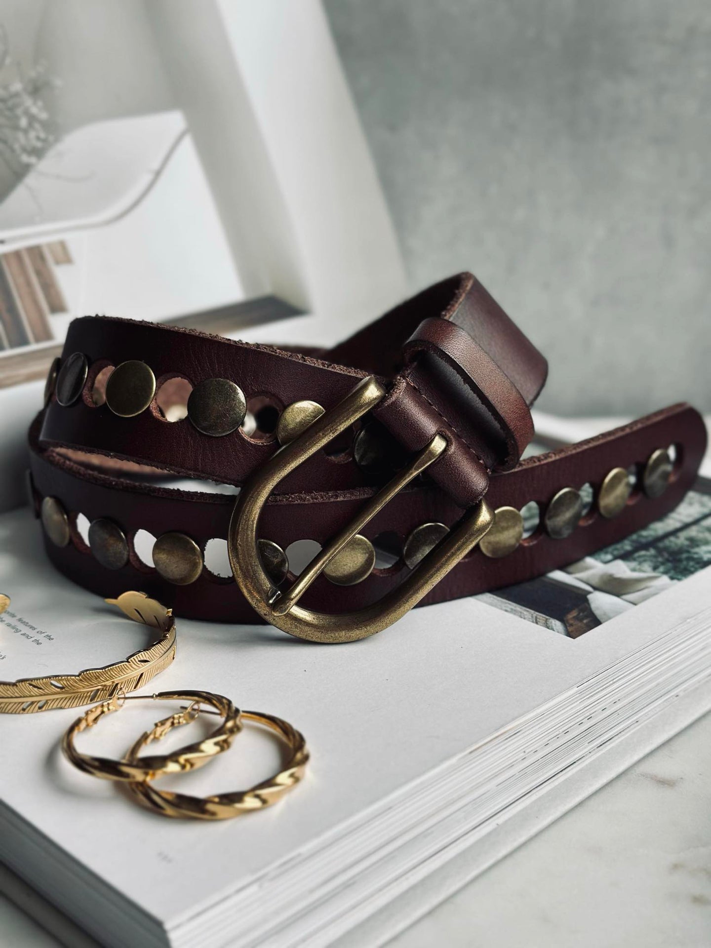 Jeansbälte dekorerat med nitar - Brun