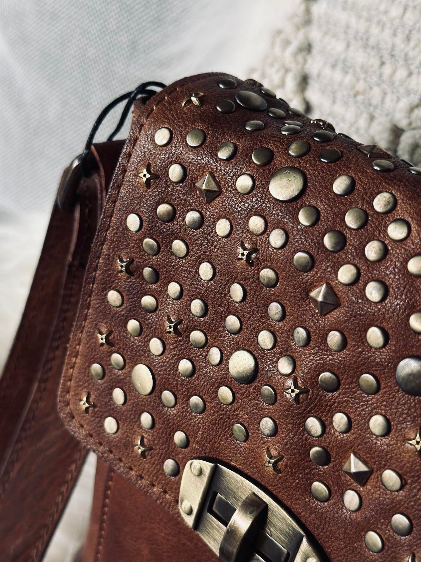 Mobilväska med nitar - Cognac
