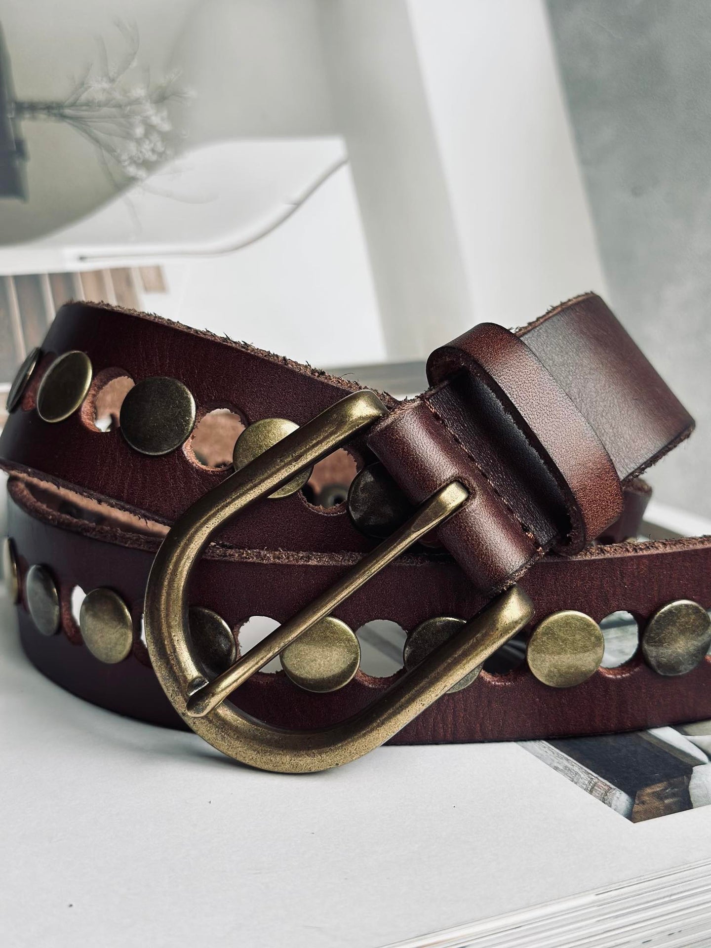 Jeansbälte dekorerat med nitar - Brun