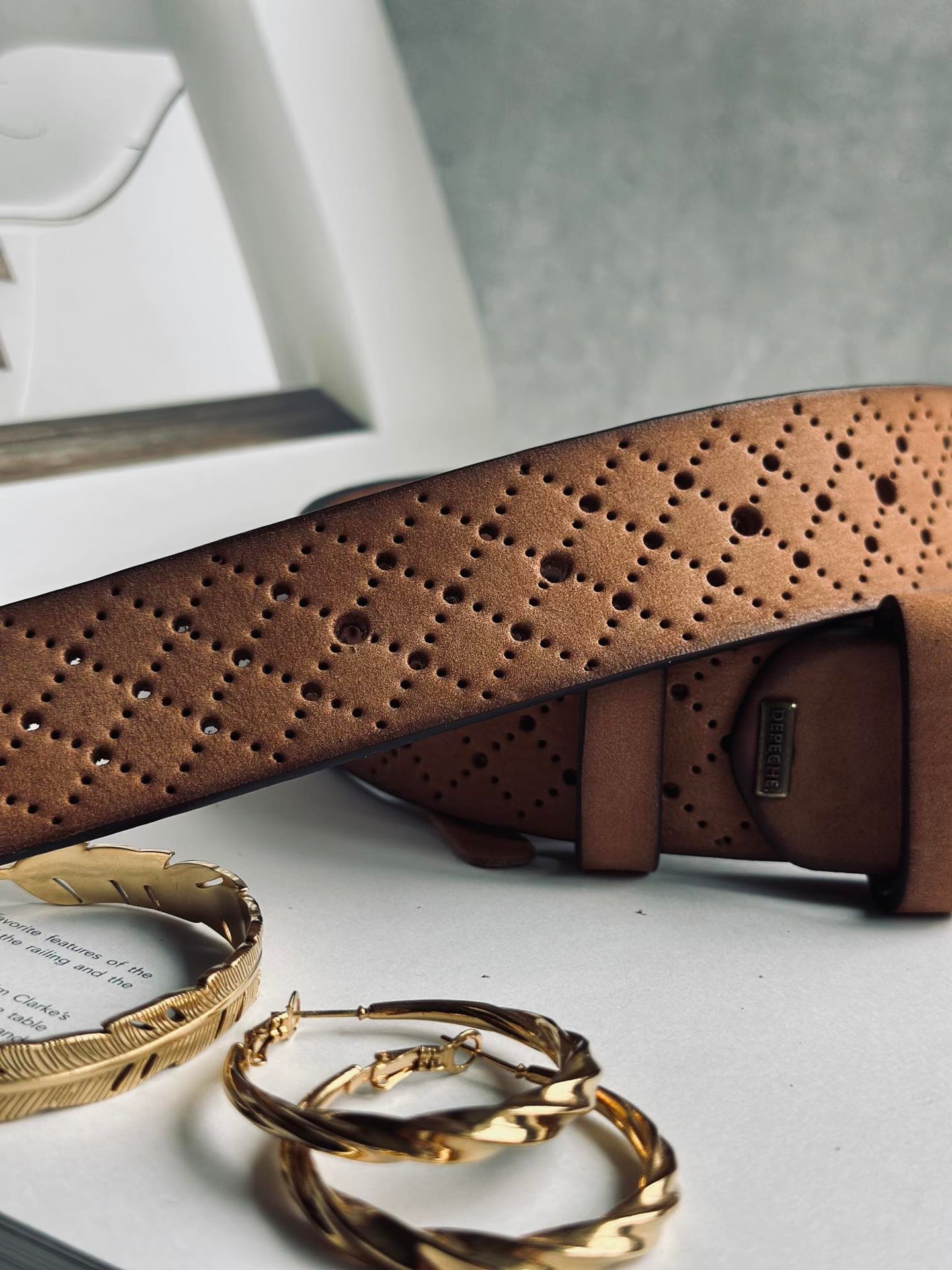 Jeansbälte dekorerat med hålmönster