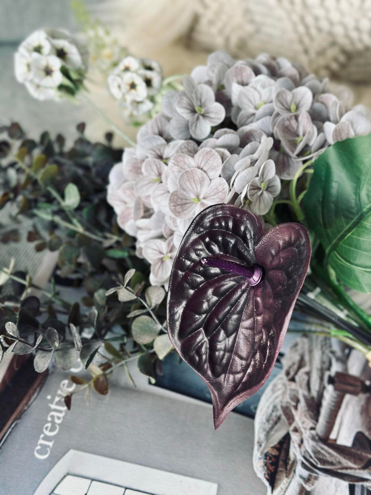 Bukett med hortensia och eukalyptus