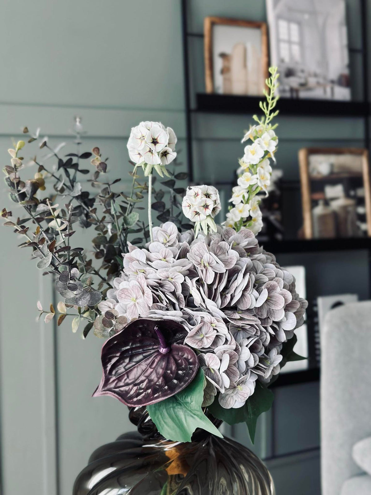 Bukett med hortensia och eukalyptus