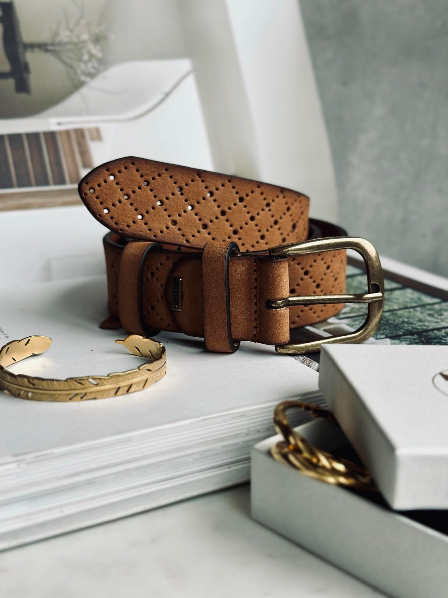 Jeansbälte dekorerat med hålmönster