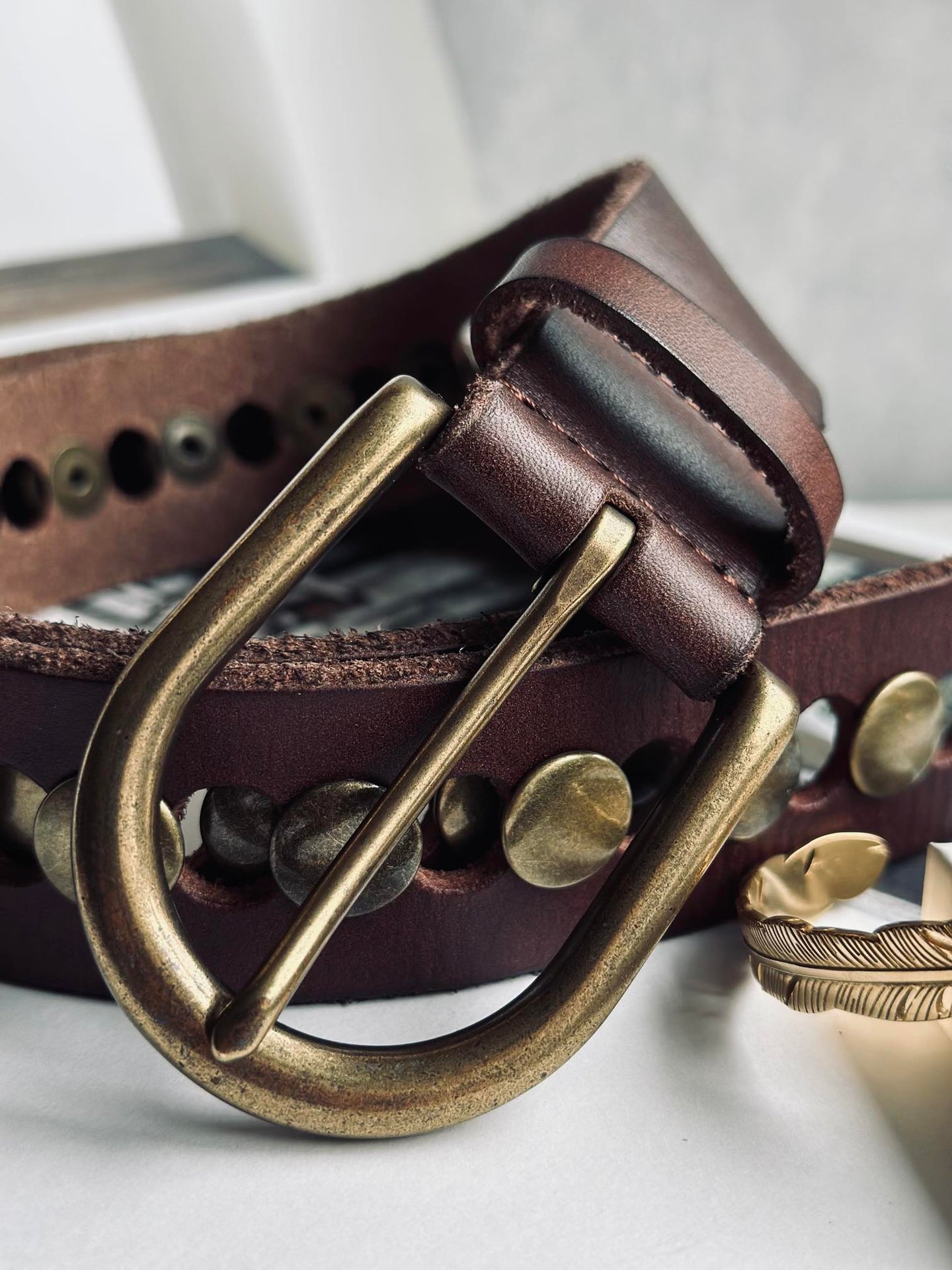 Jeansbälte dekorerat med nitar - Brun