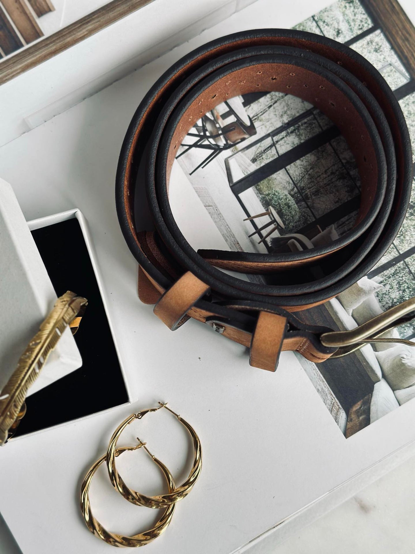 Jeansbälte dekorerat med hålmönster