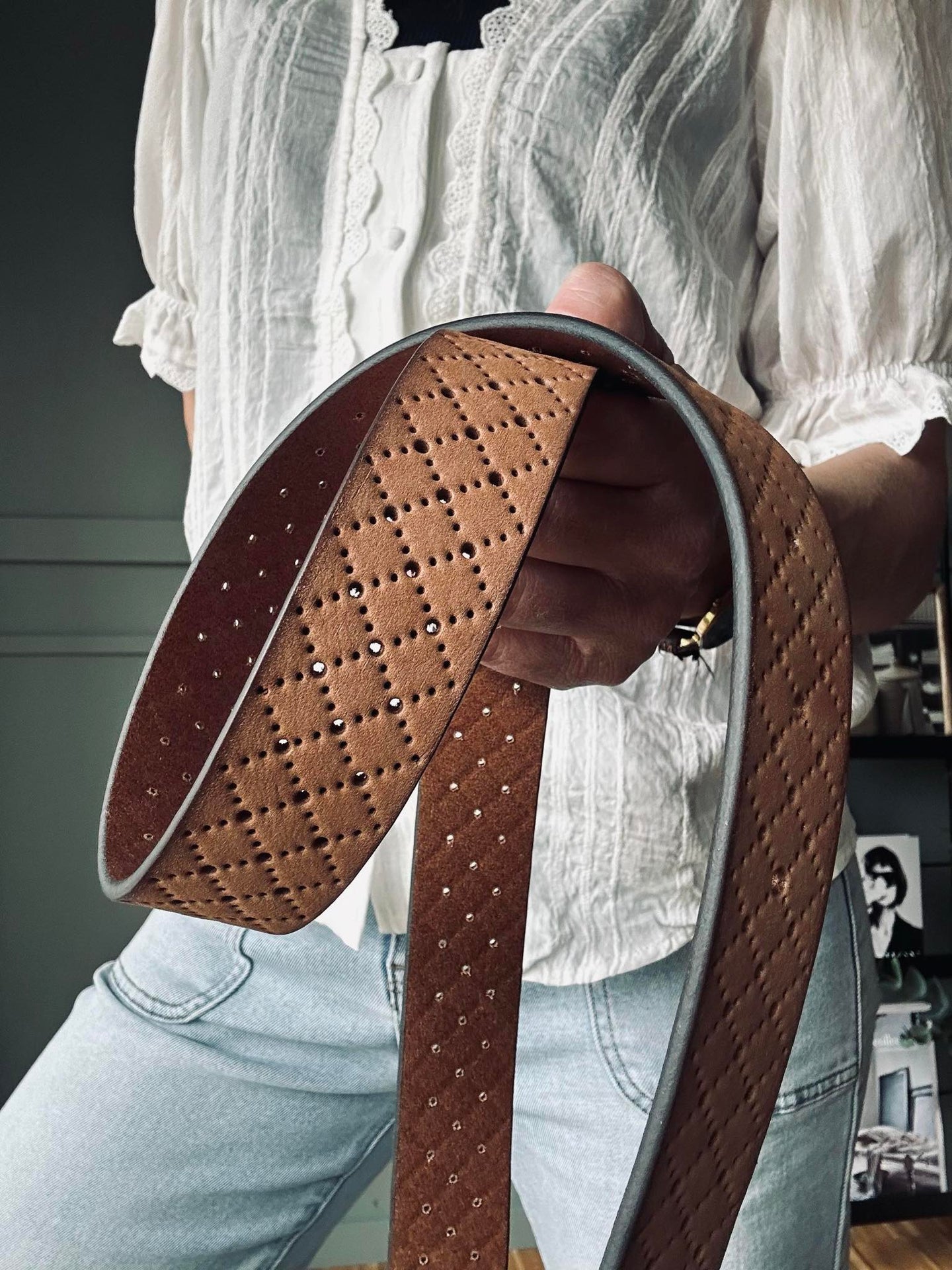 Jeansbälte dekorerat med hålmönster