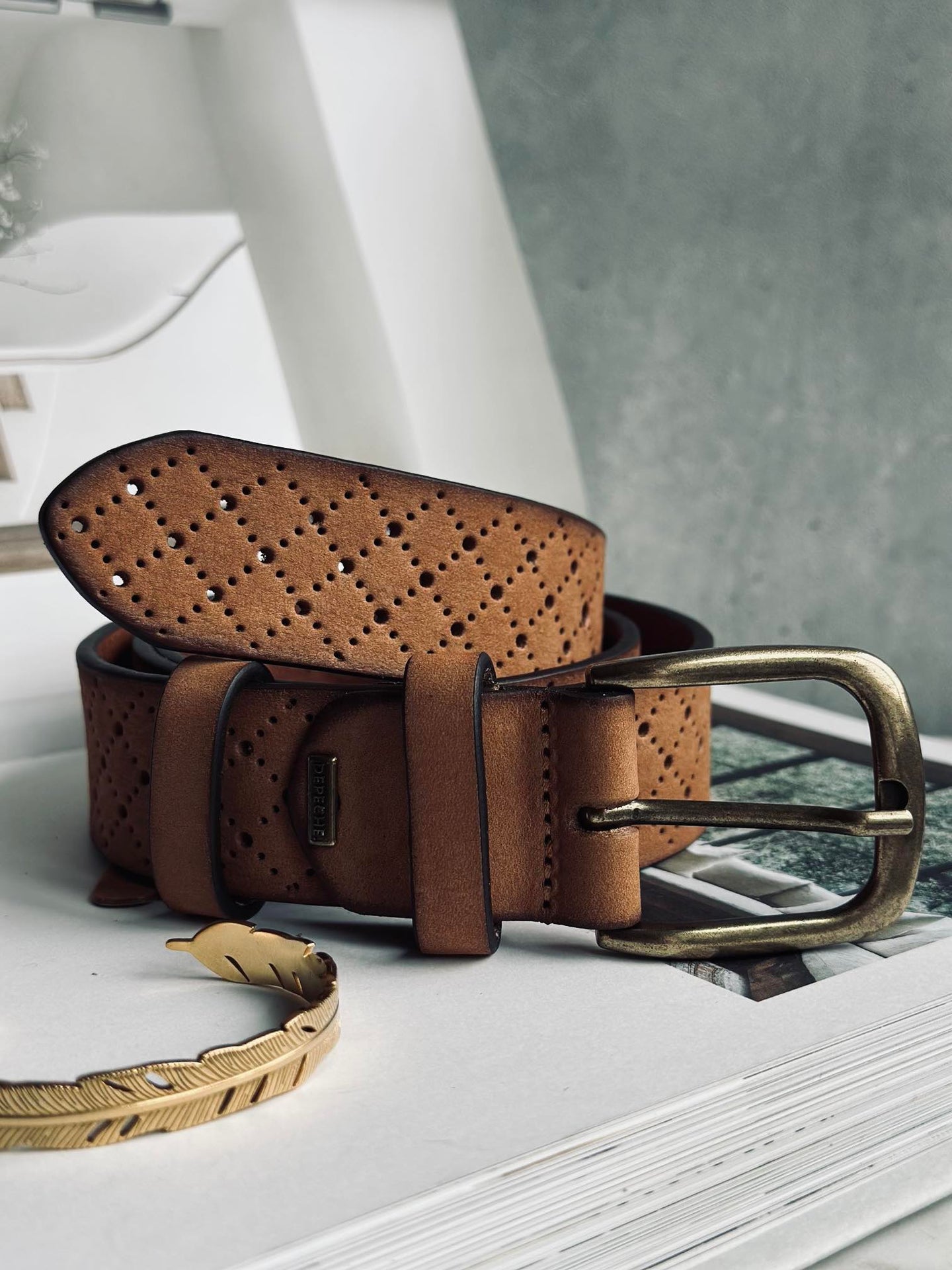 Jeansbälte dekorerat med hålmönster