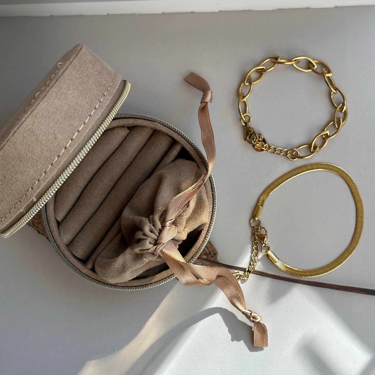Gåvoset Mascha - Set med 2 förgyllda armband - Med smyckeskrin