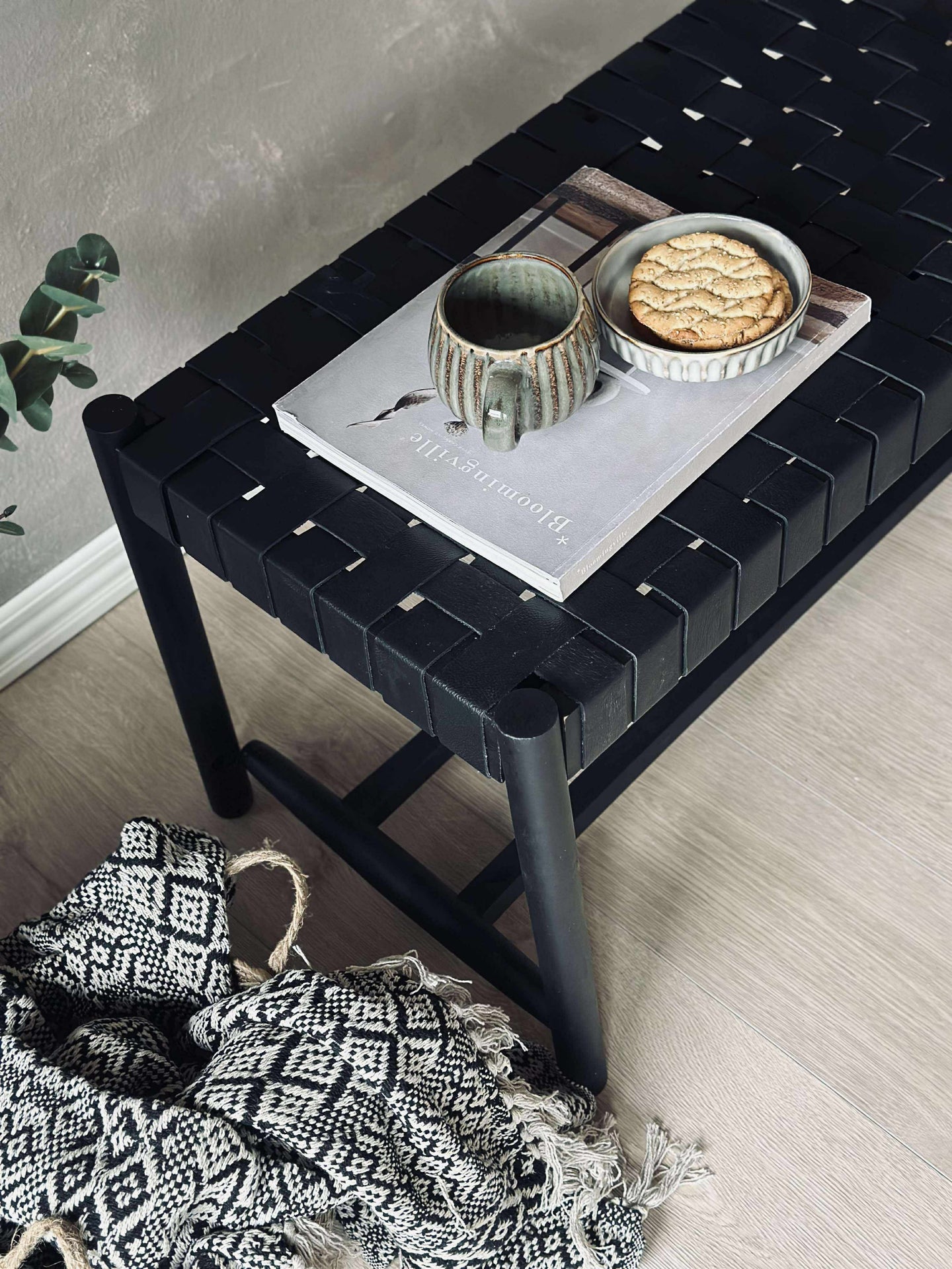 Bänk med flätad sits - Svart läder