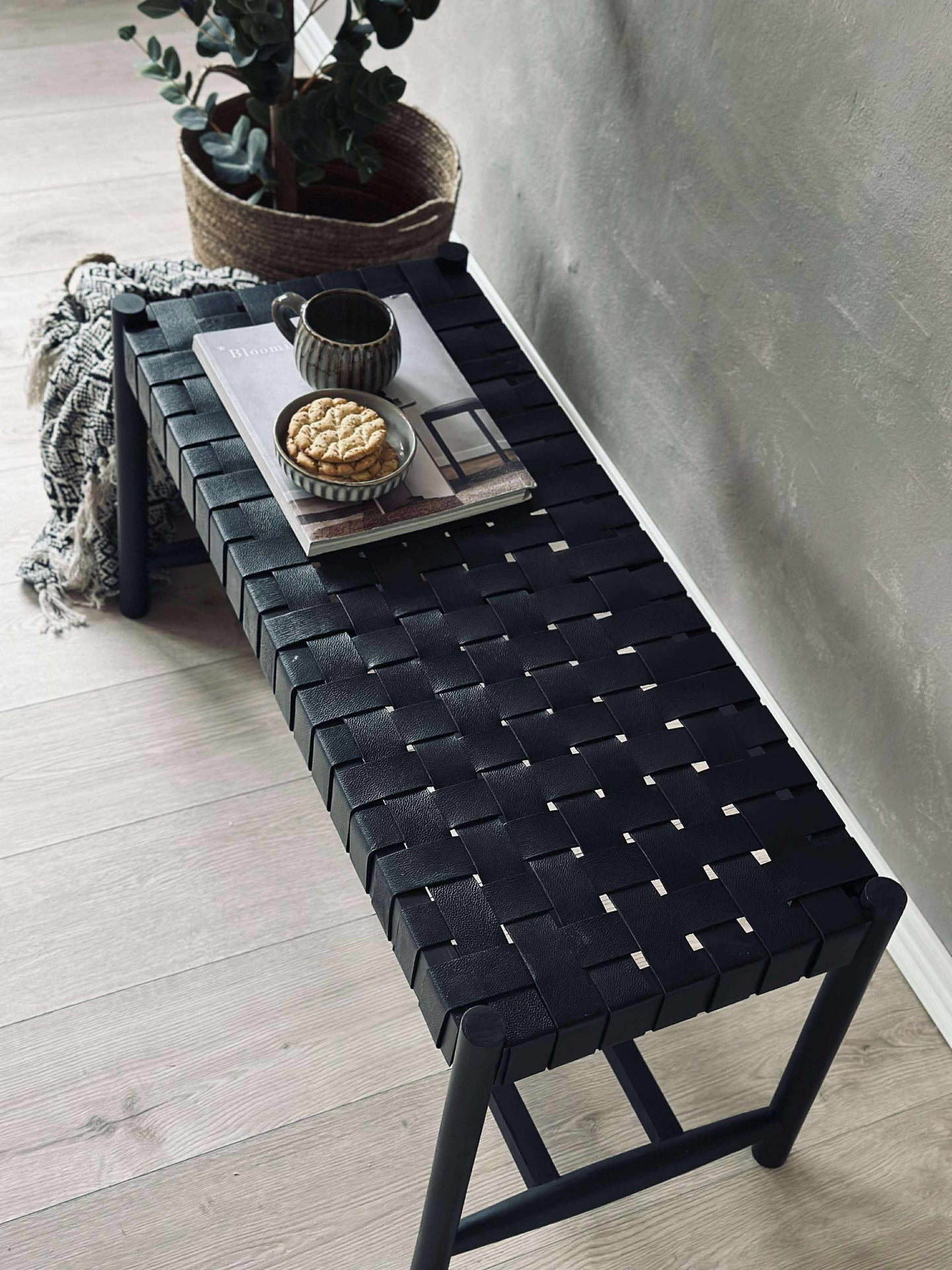 Bänk med flätad sits - Svart läder