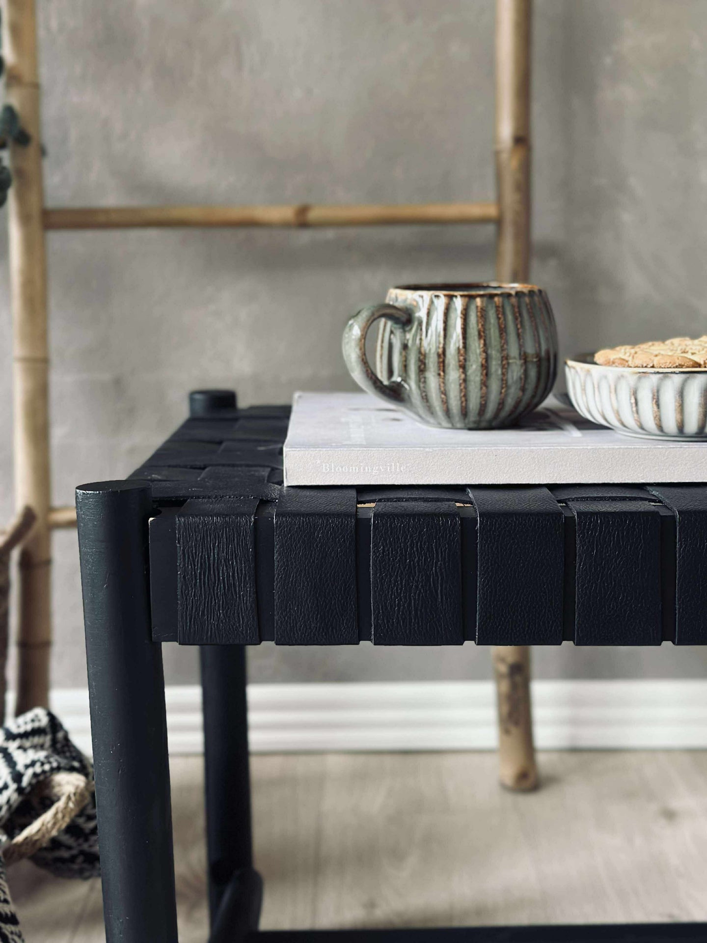 Bänk med flätad sits - Svart läder