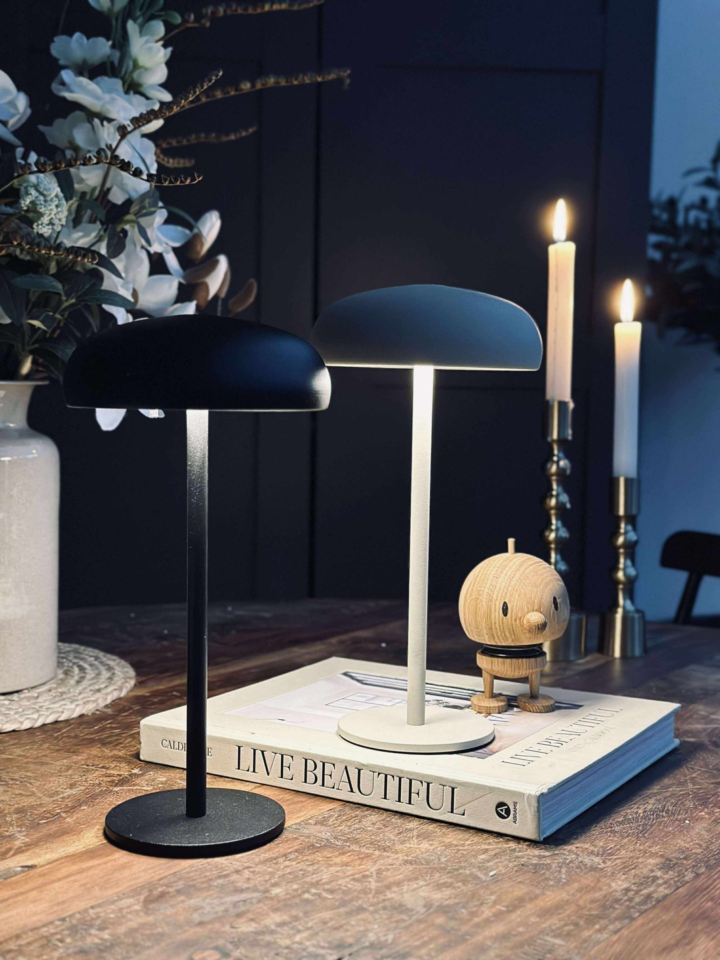 Isolde LED touch bordslampa. Svart/Beige