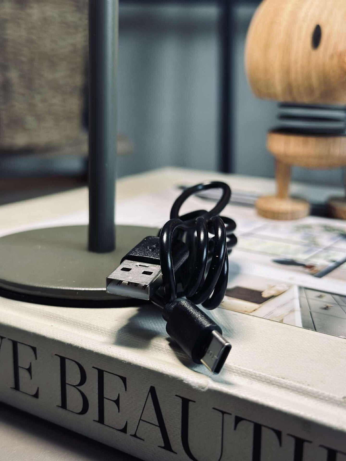 LED-bordslampa MILLA Taupe - uppladdningsbar