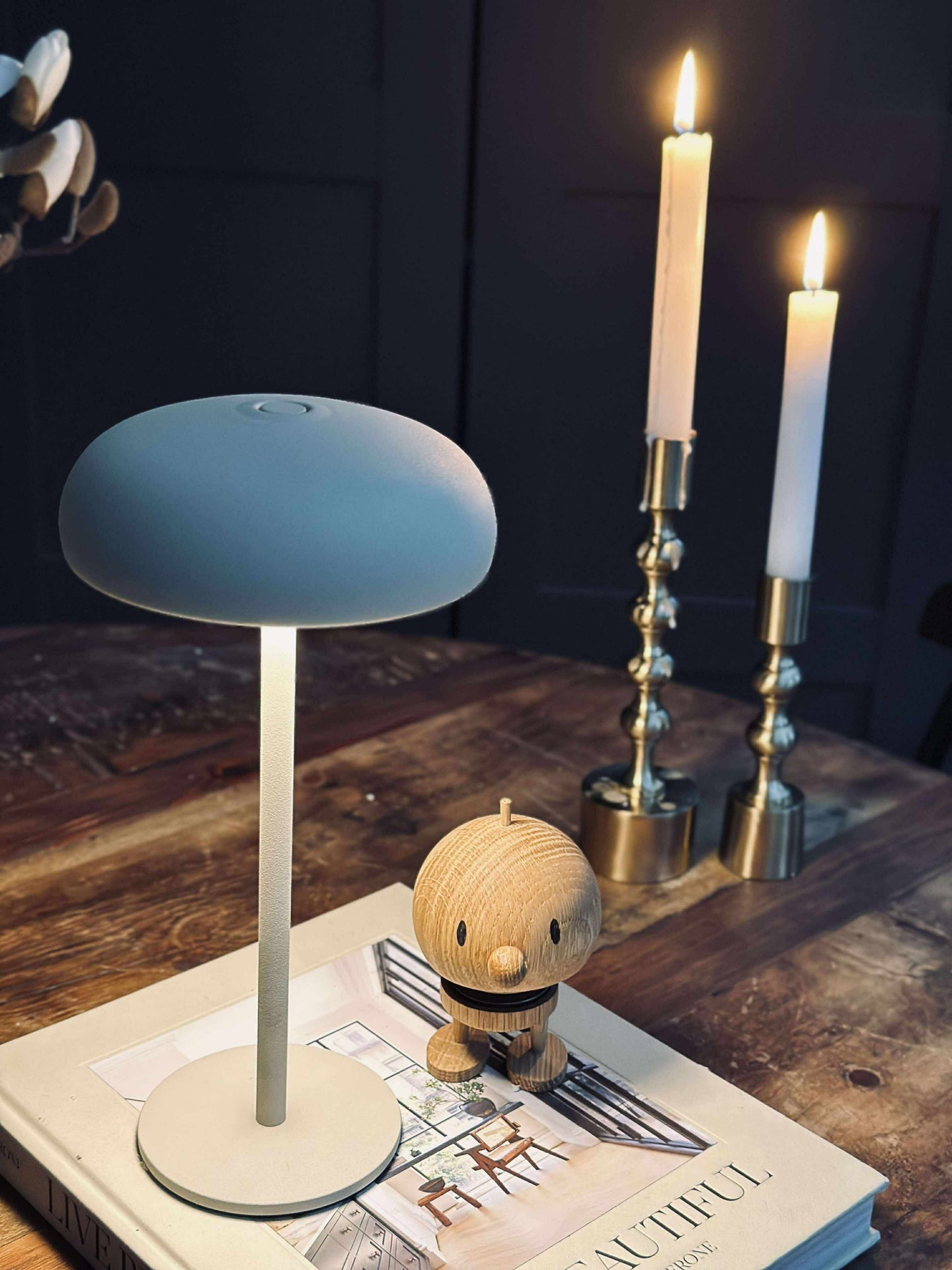 Isolde LED touch bordslampa. Svart/Beige