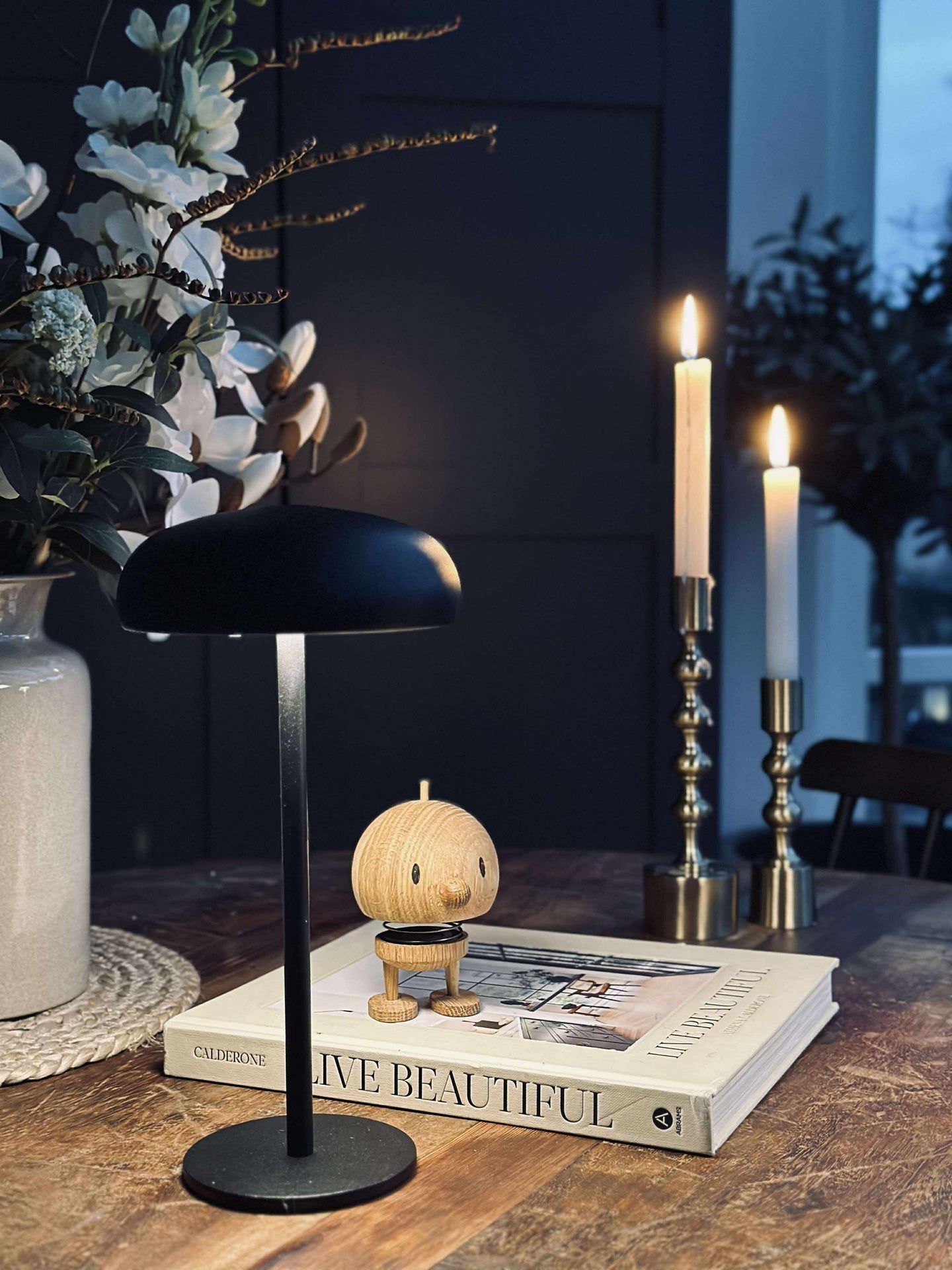 Isolde LED touch bordslampa. Svart/Beige