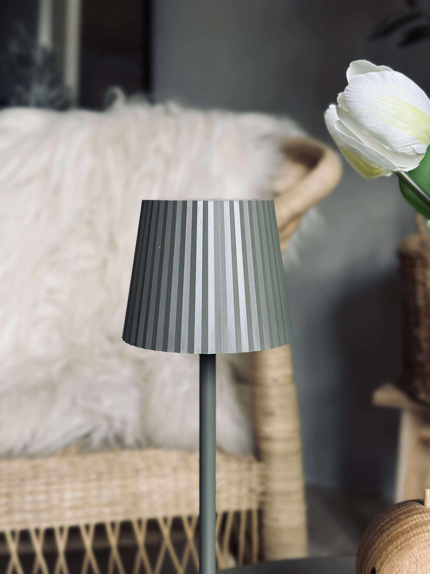 LED-bordslampa MILLA Taupe - uppladdningsbar