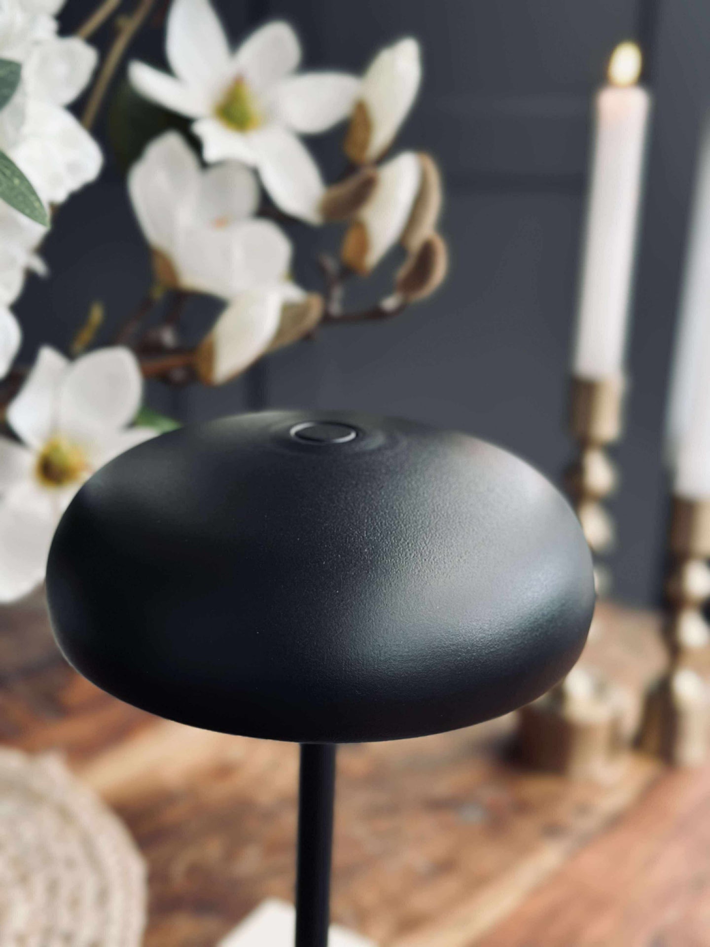 Isolde LED touch bordslampa. Svart/Beige