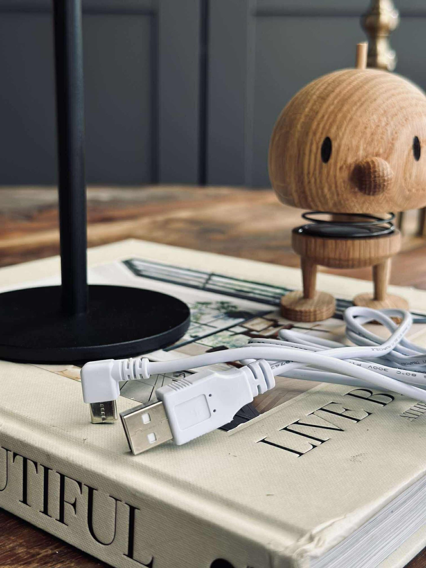 Isolde LED touch bordslampa. Svart/Beige