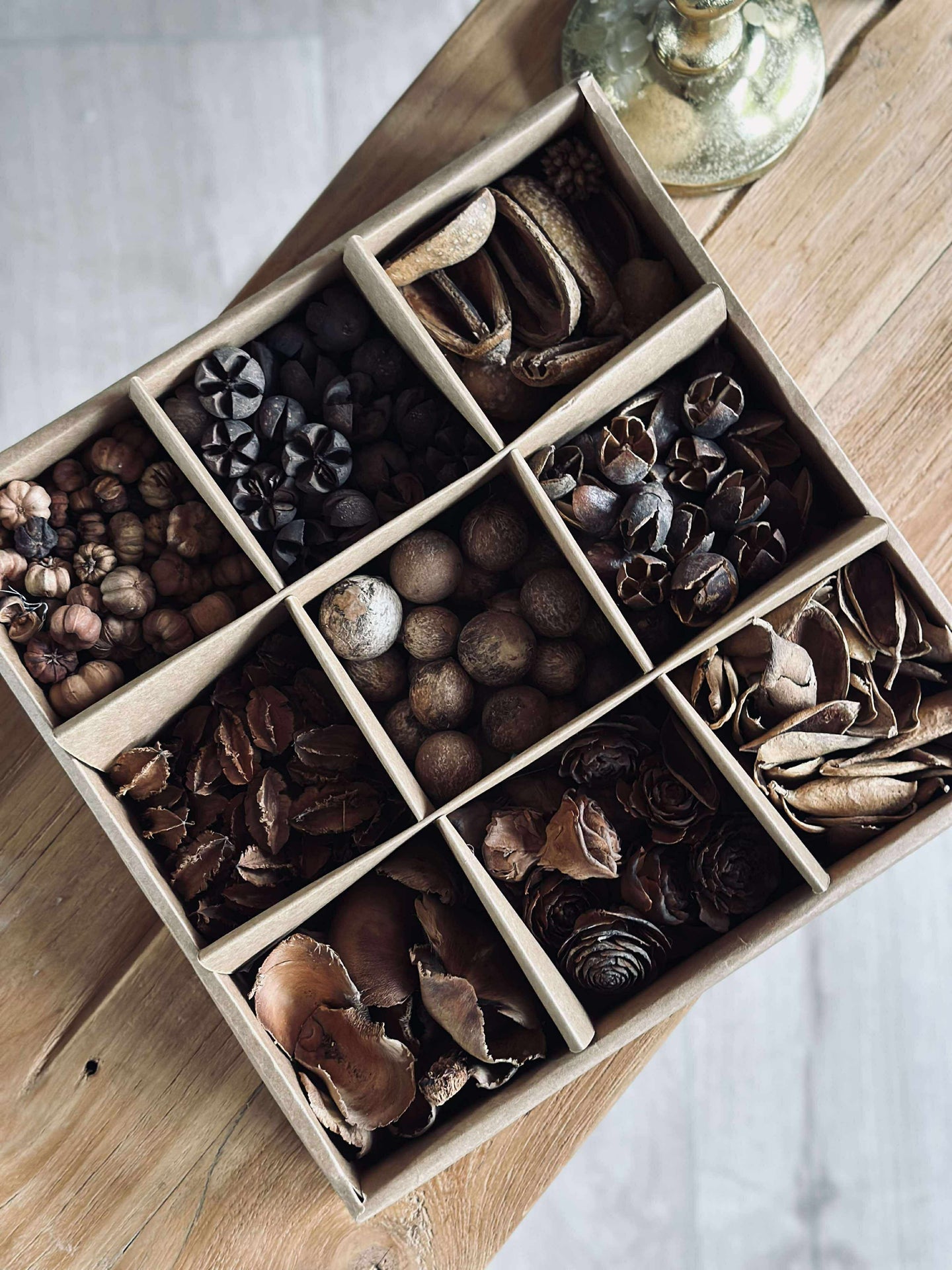 Dekorationslåda med naturpynt - MIX