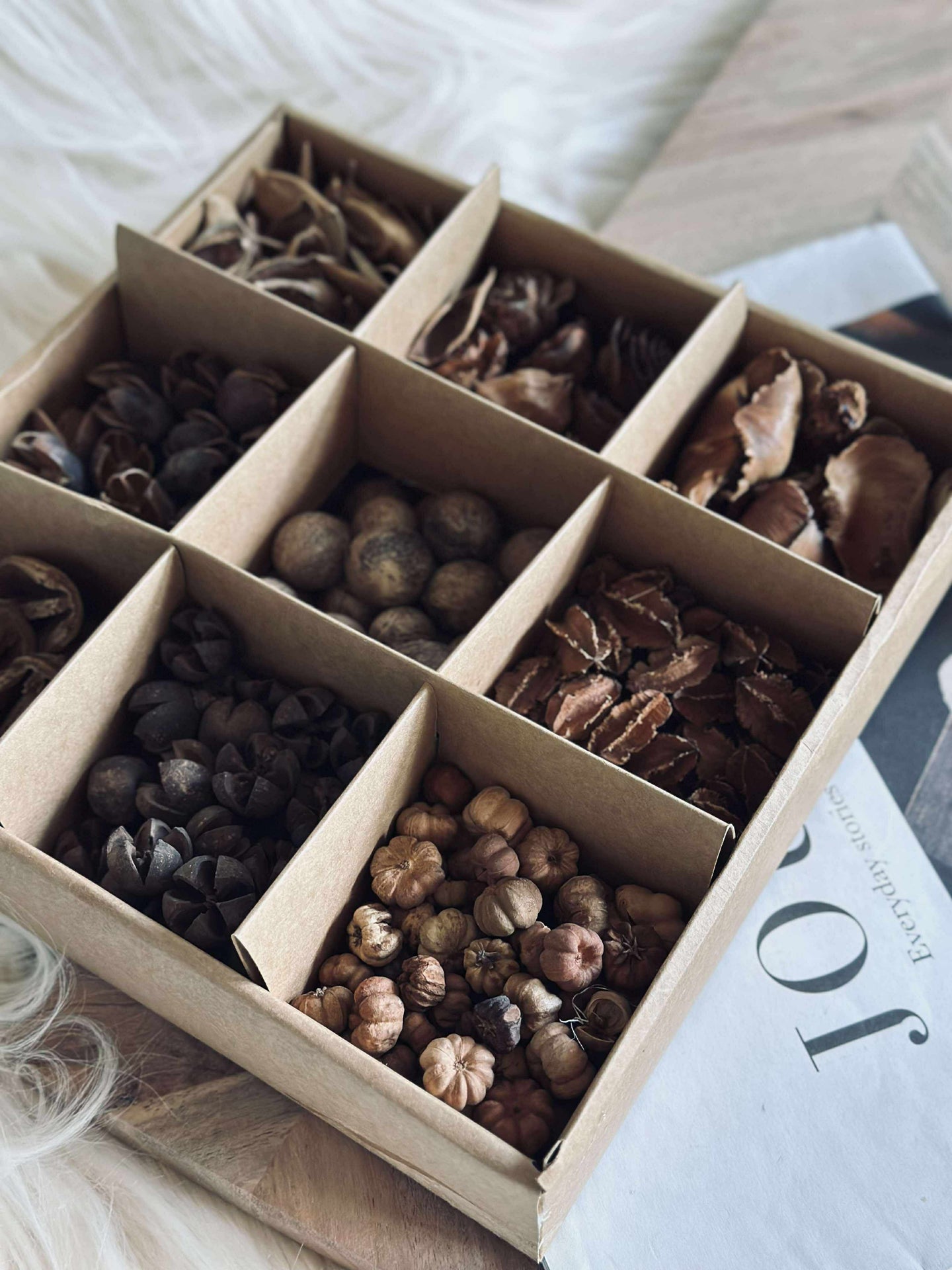 Dekorationslåda med naturpynt - MIX