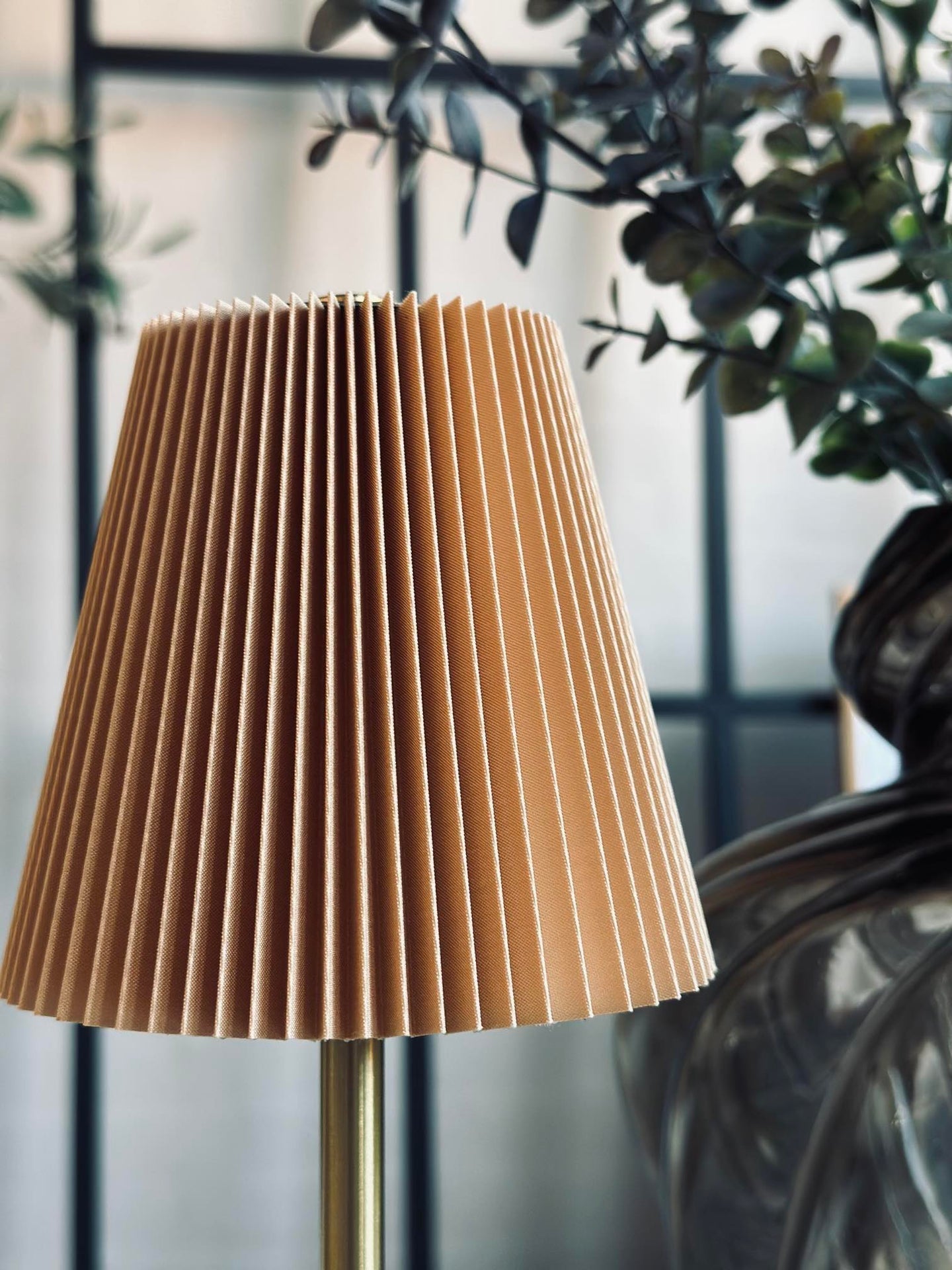 LED bordslampa Plisse´ beige - uppladdningsbar