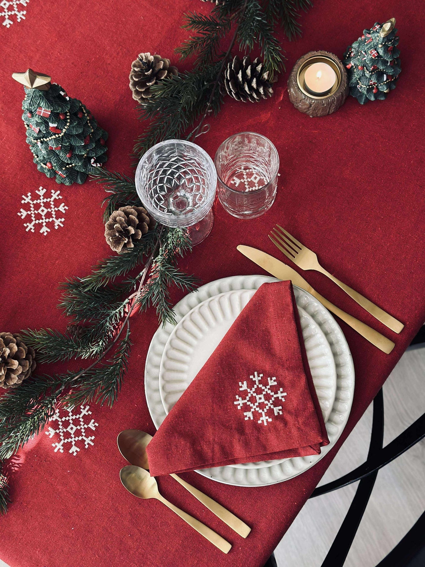 Röd broderad duk - Flera storlekar