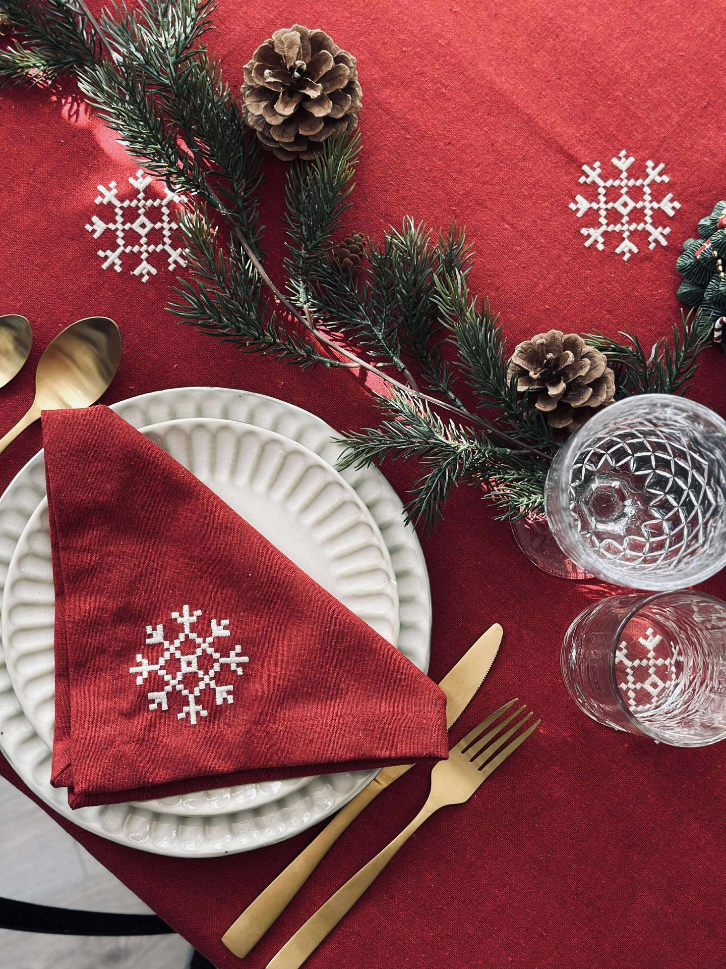Röd broderad duk - Flera storlekar