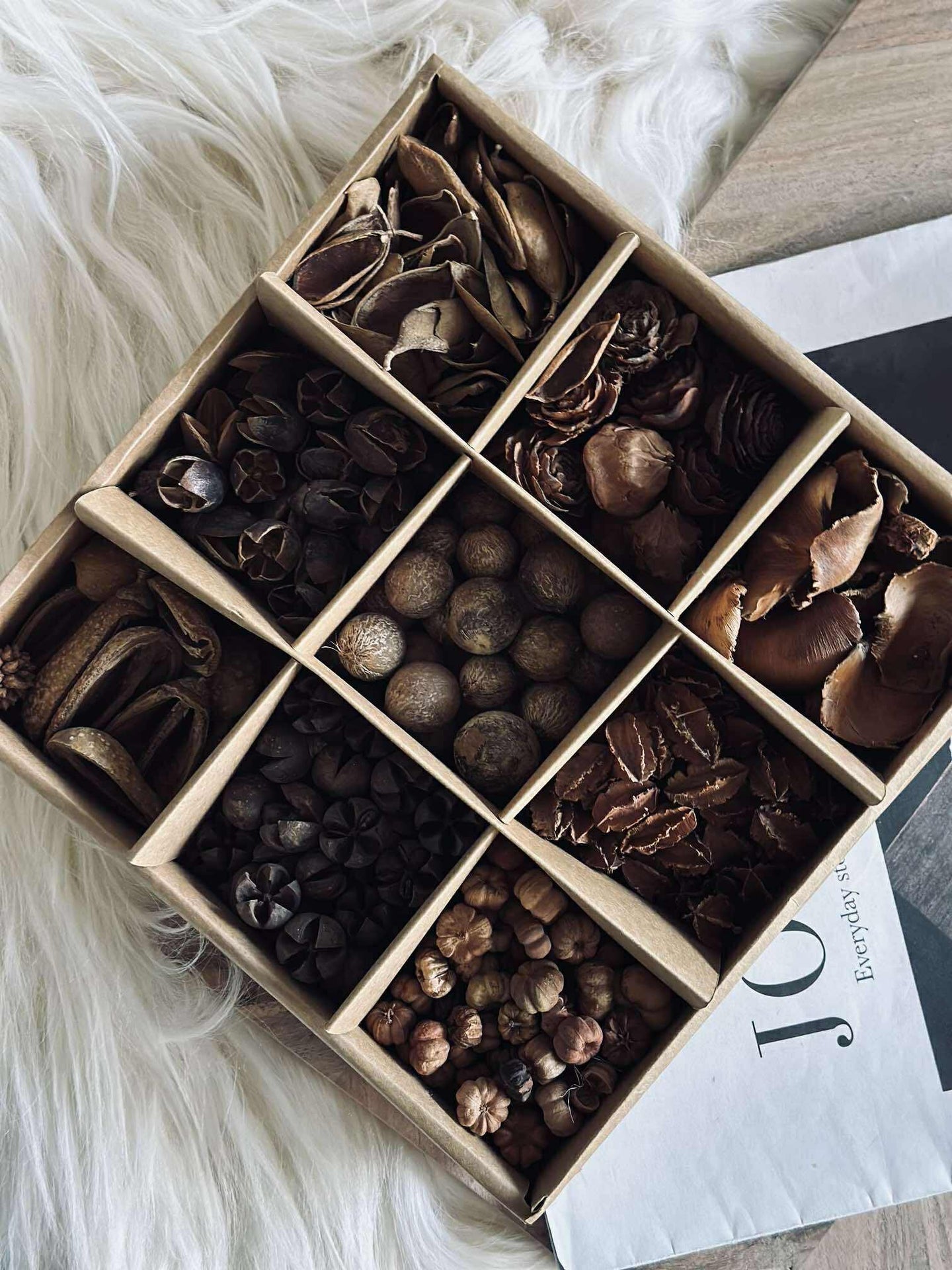 Dekorationslåda med naturpynt - MIX