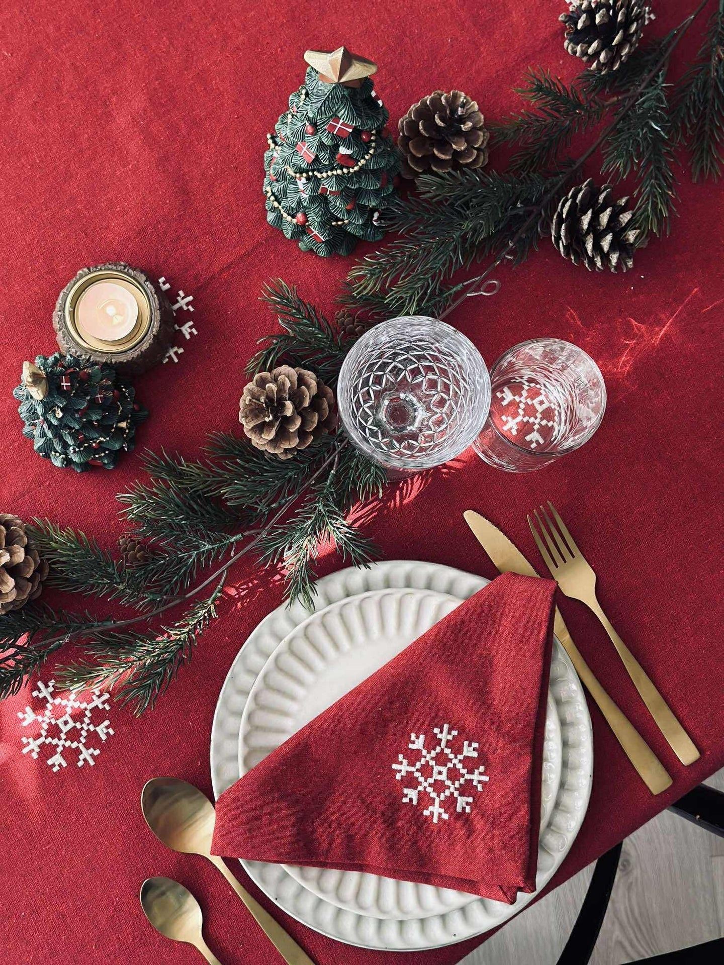 Röd broderad duk - Flera storlekar