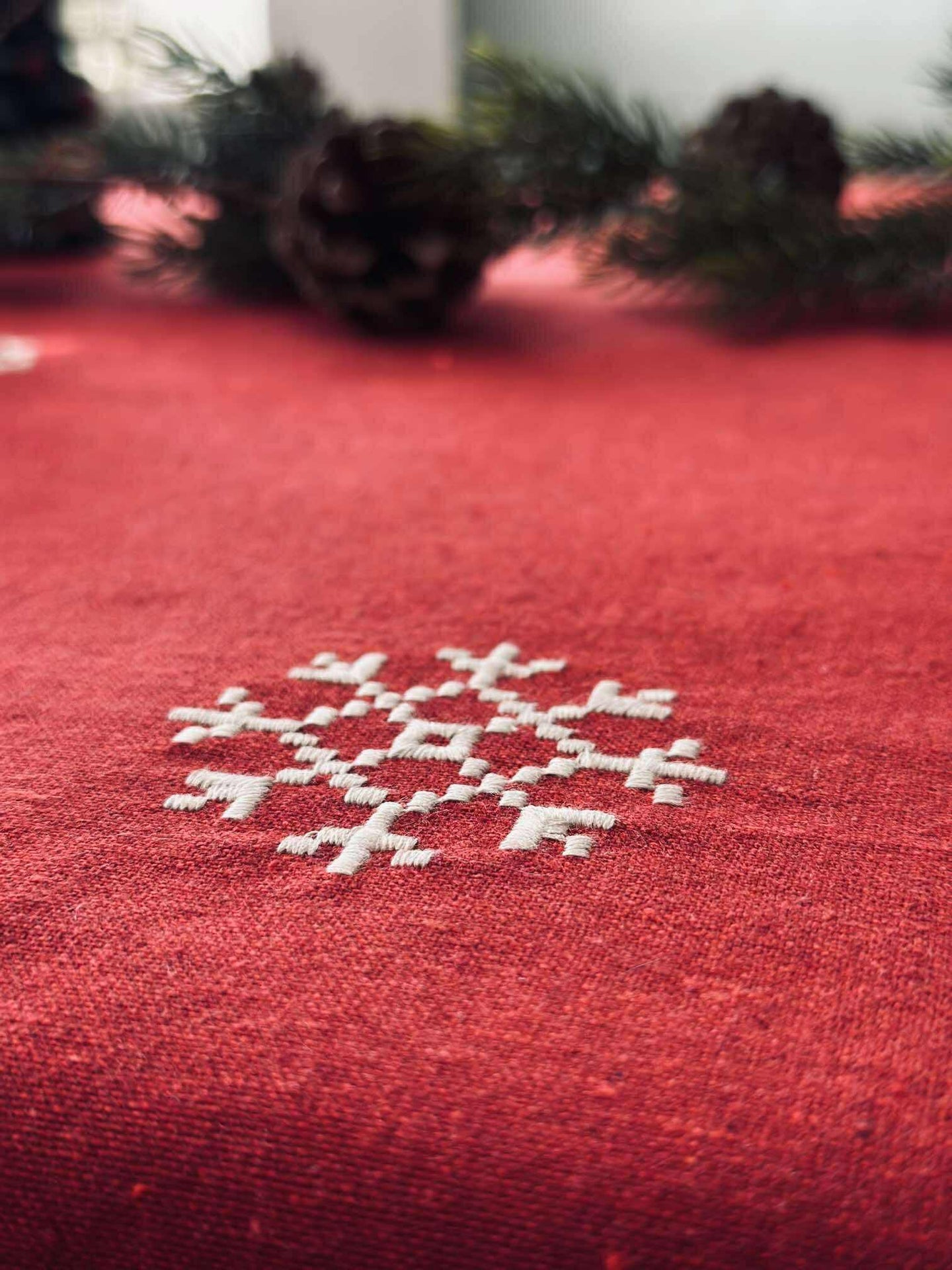 Röd broderad duk - Flera storlekar