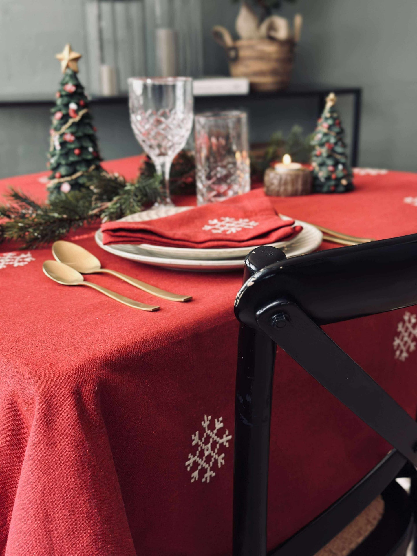 Röd broderad duk - Flera storlekar