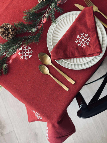 Röd broderad duk - Flera storlekar