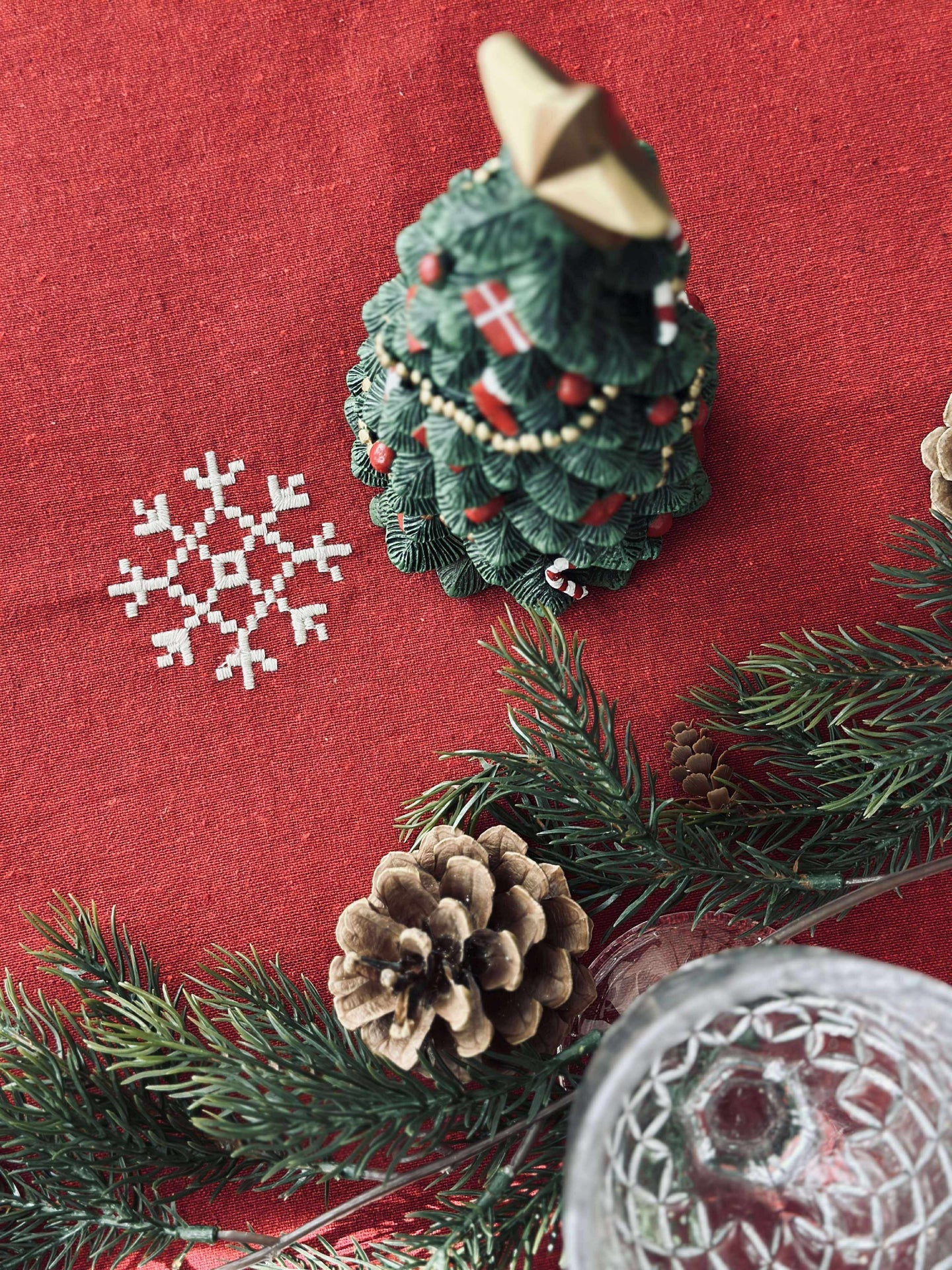 Röd broderad duk - Flera storlekar