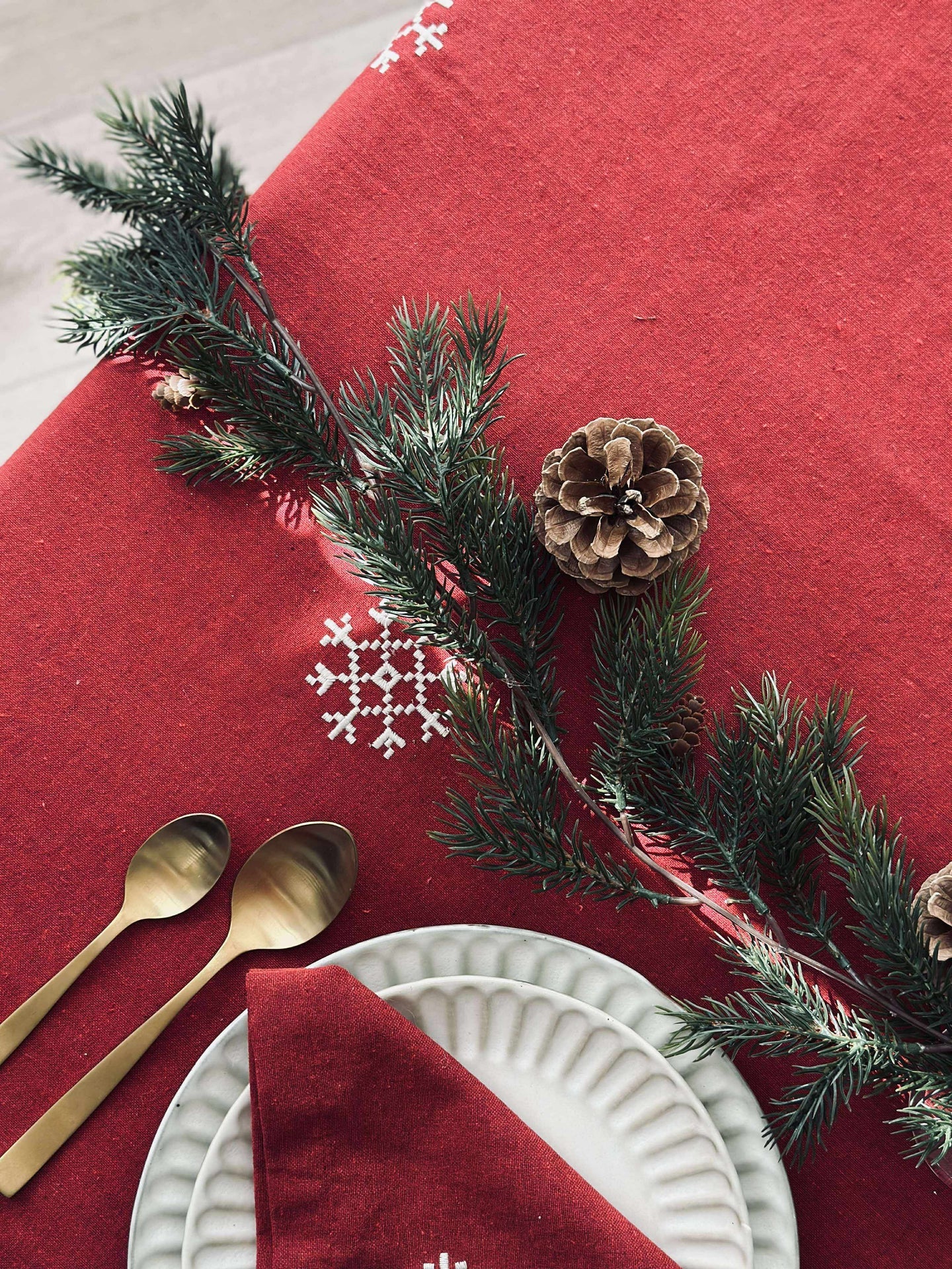 Röd broderad duk - Flera storlekar