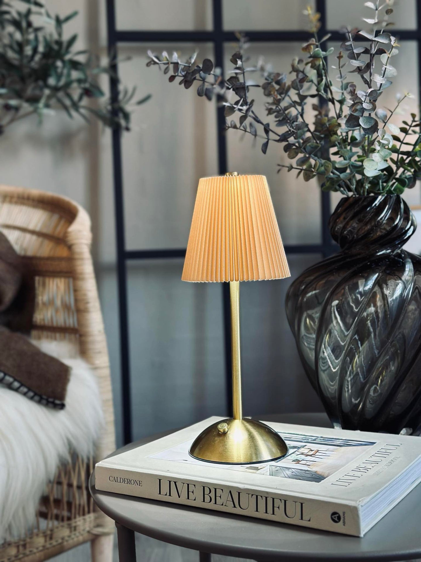 LED bordslampa Plisse´ beige - uppladdningsbar