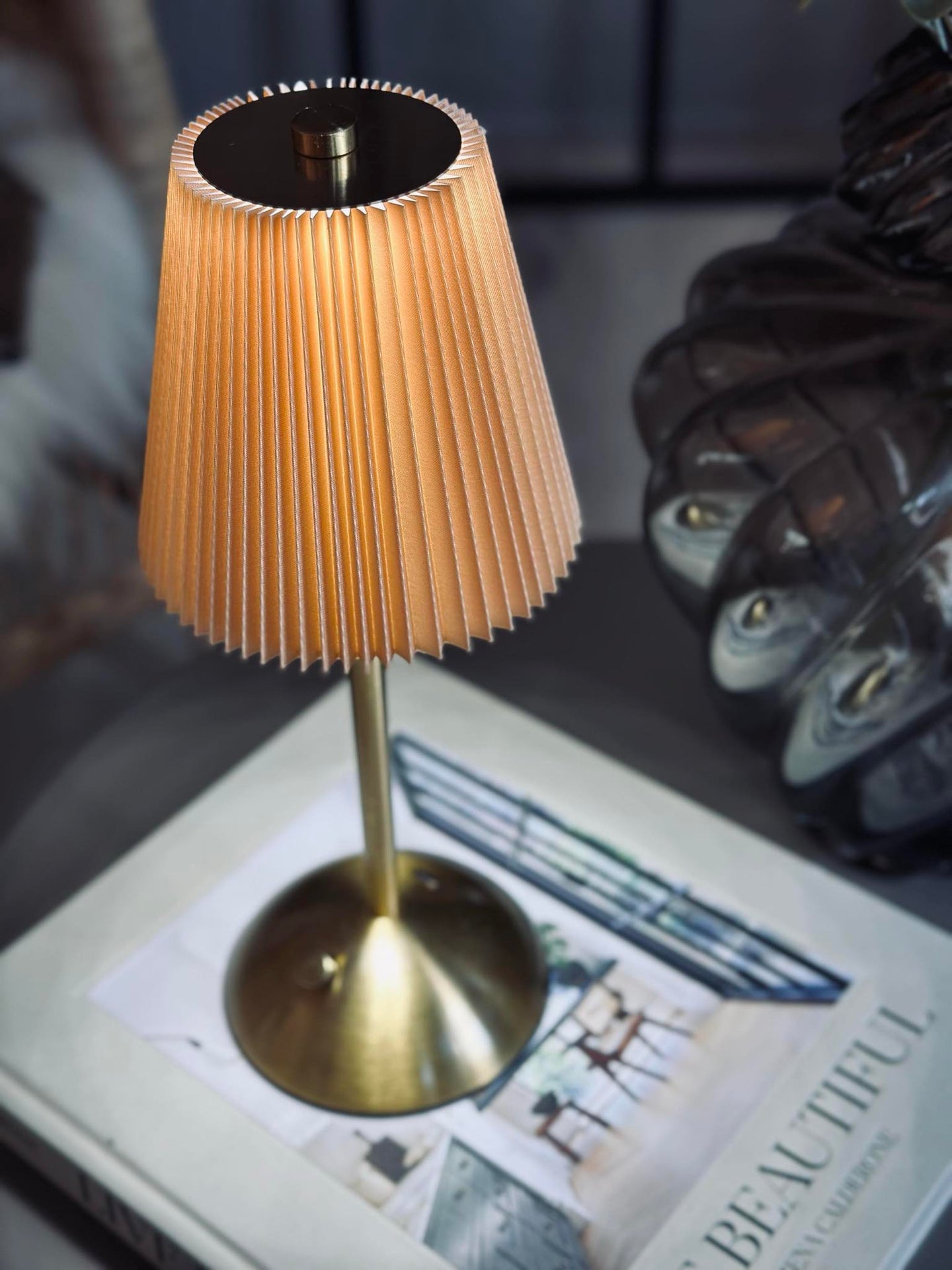 LED bordslampa Plisse´ beige - uppladdningsbar