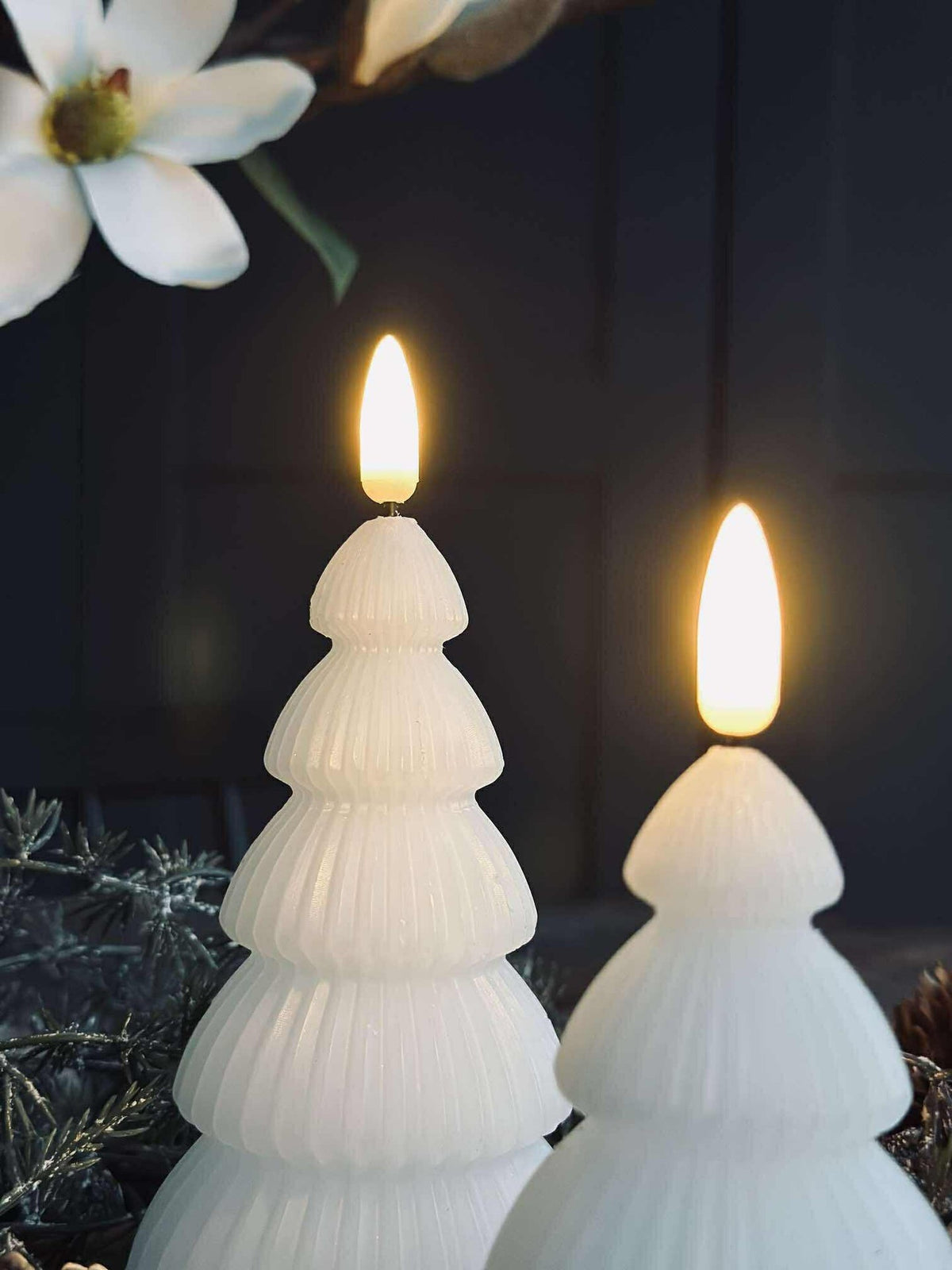 Julgran med LED-ljus - Set med 2 st. i vitt