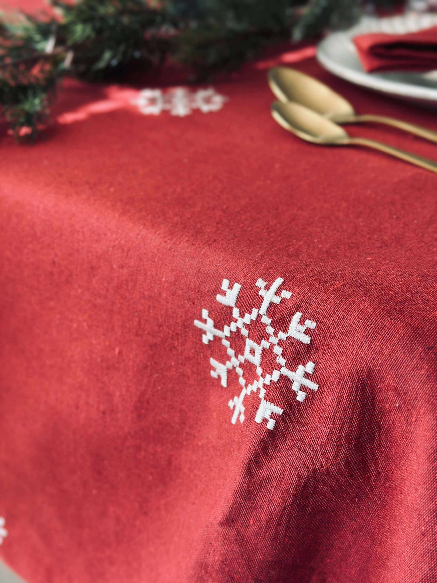 Röd broderad duk - Flera storlekar