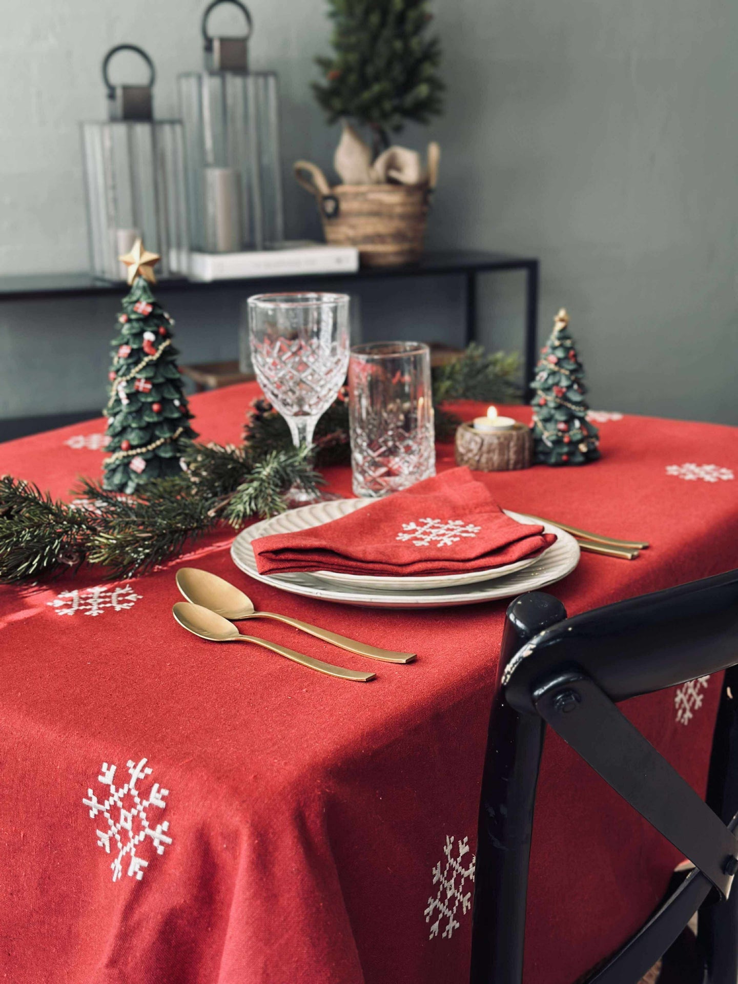 Röd broderad duk - Flera storlekar
