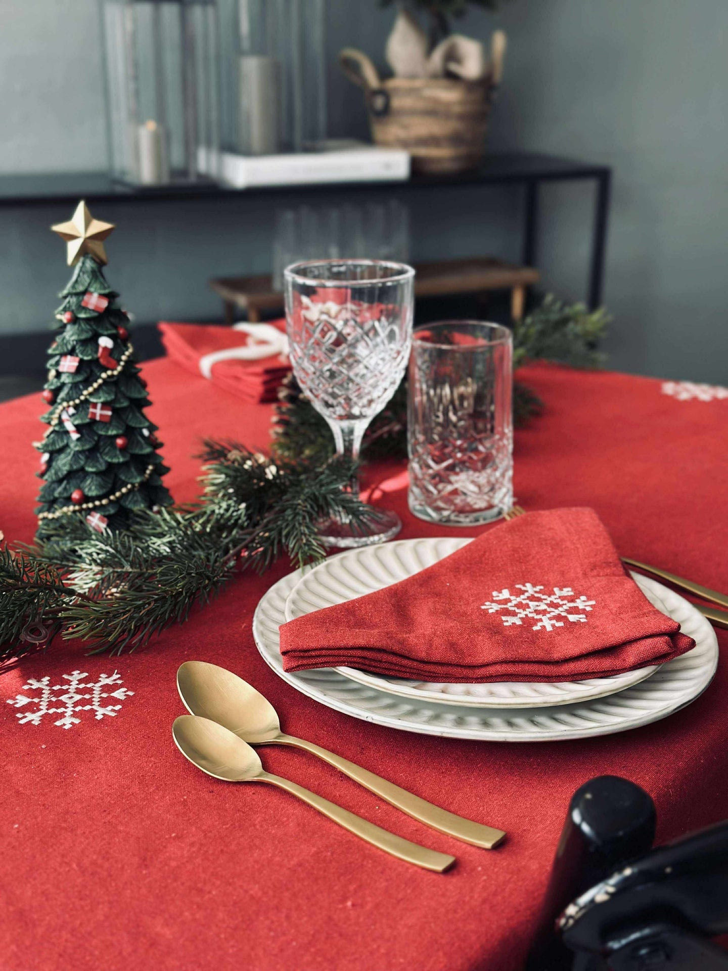 Röd broderad duk - Flera storlekar