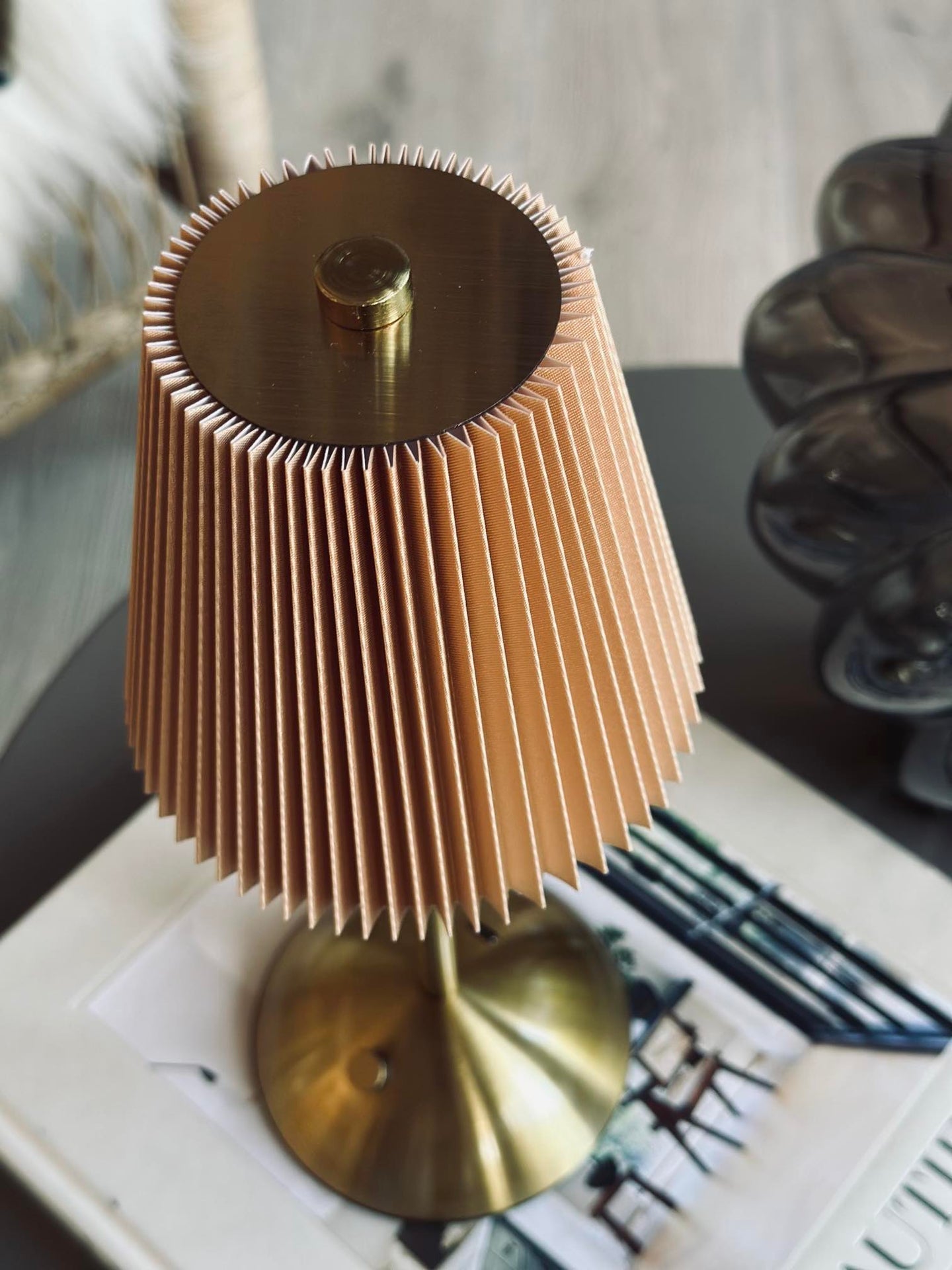 LED bordslampa Plisse´ beige - uppladdningsbar