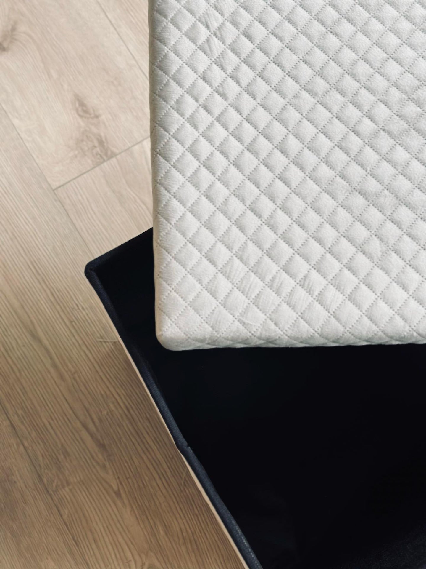 Förvaringsbänk med sittdyna