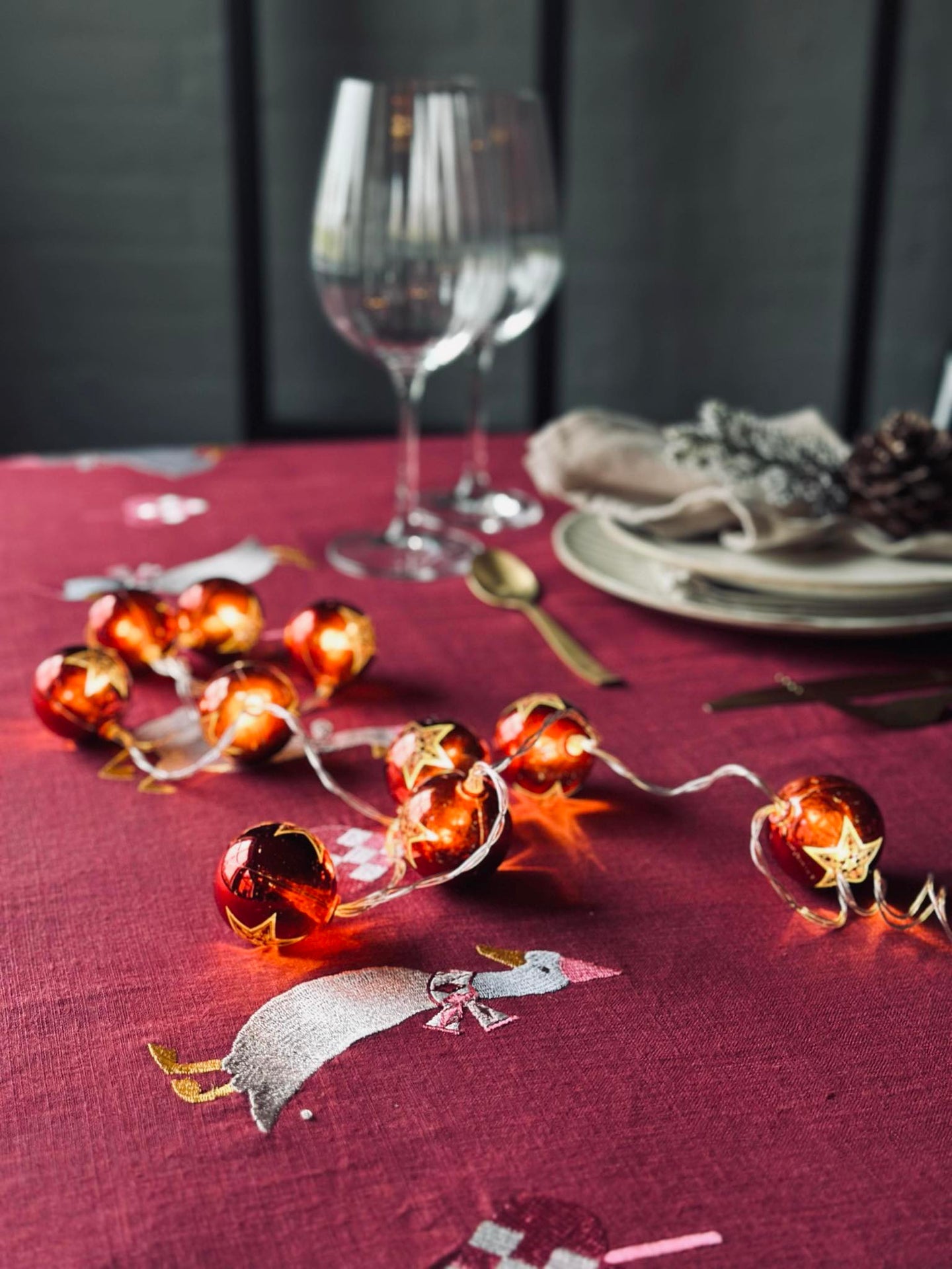 Ljusslinga med små julkulor