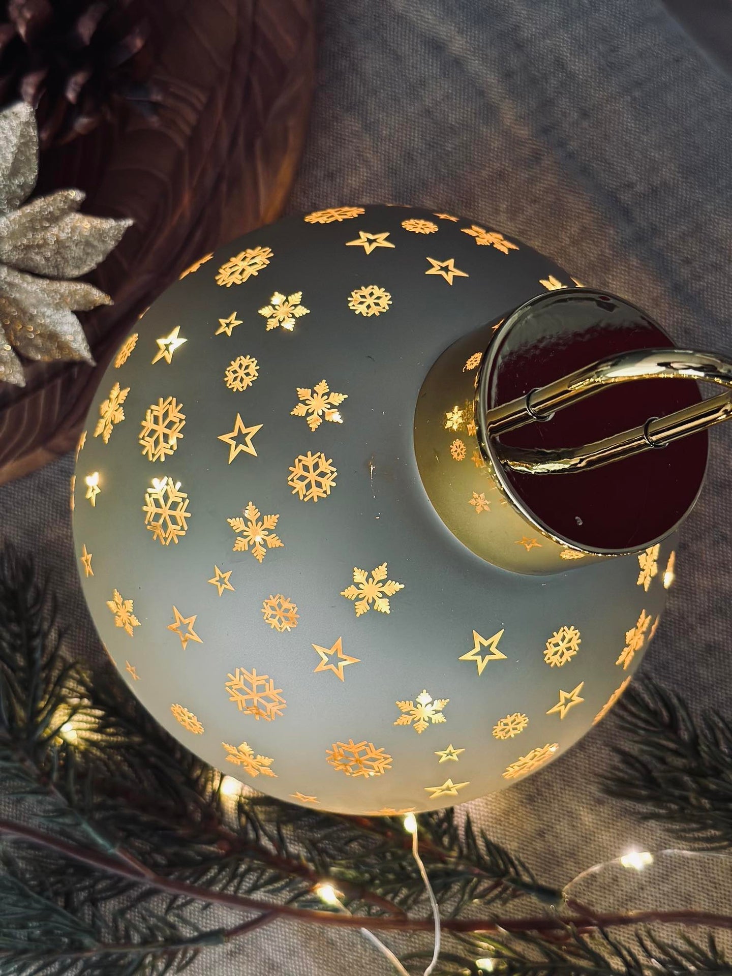 Julkula med LED-ljus - Guld