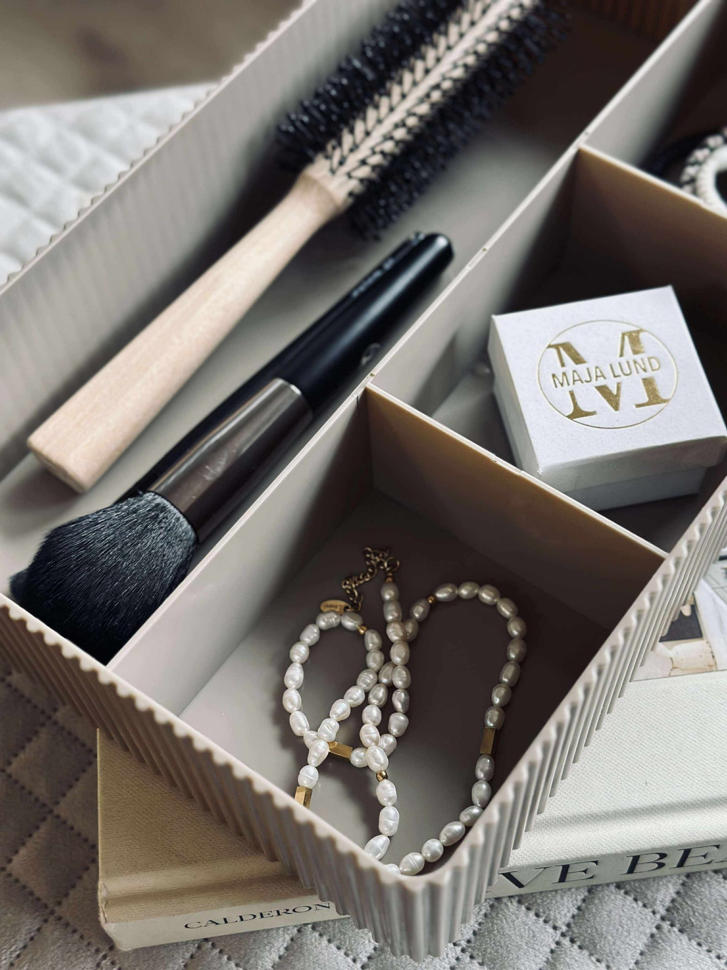 Sminkorganisatör med fackindelning - Taupe